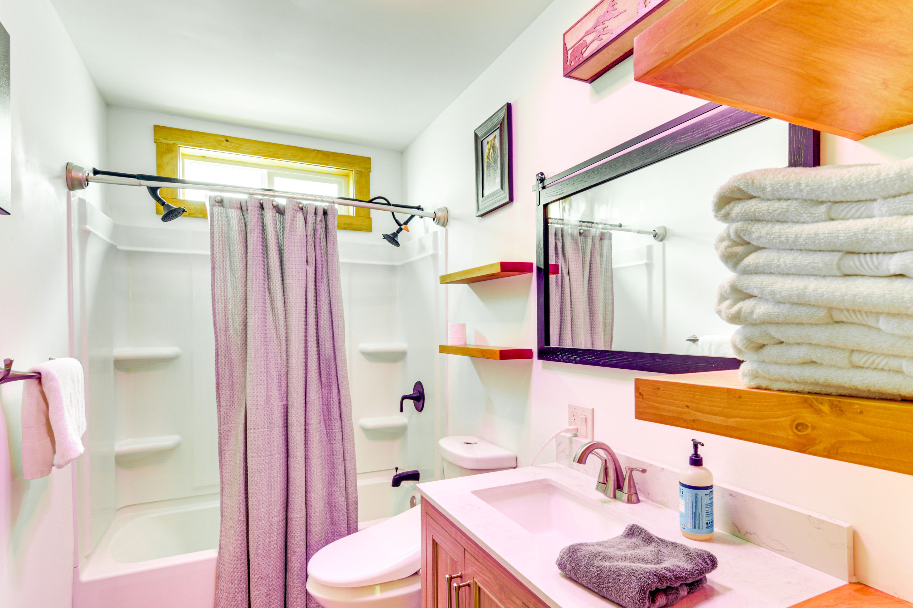 Full Bathroom | Towels Provided