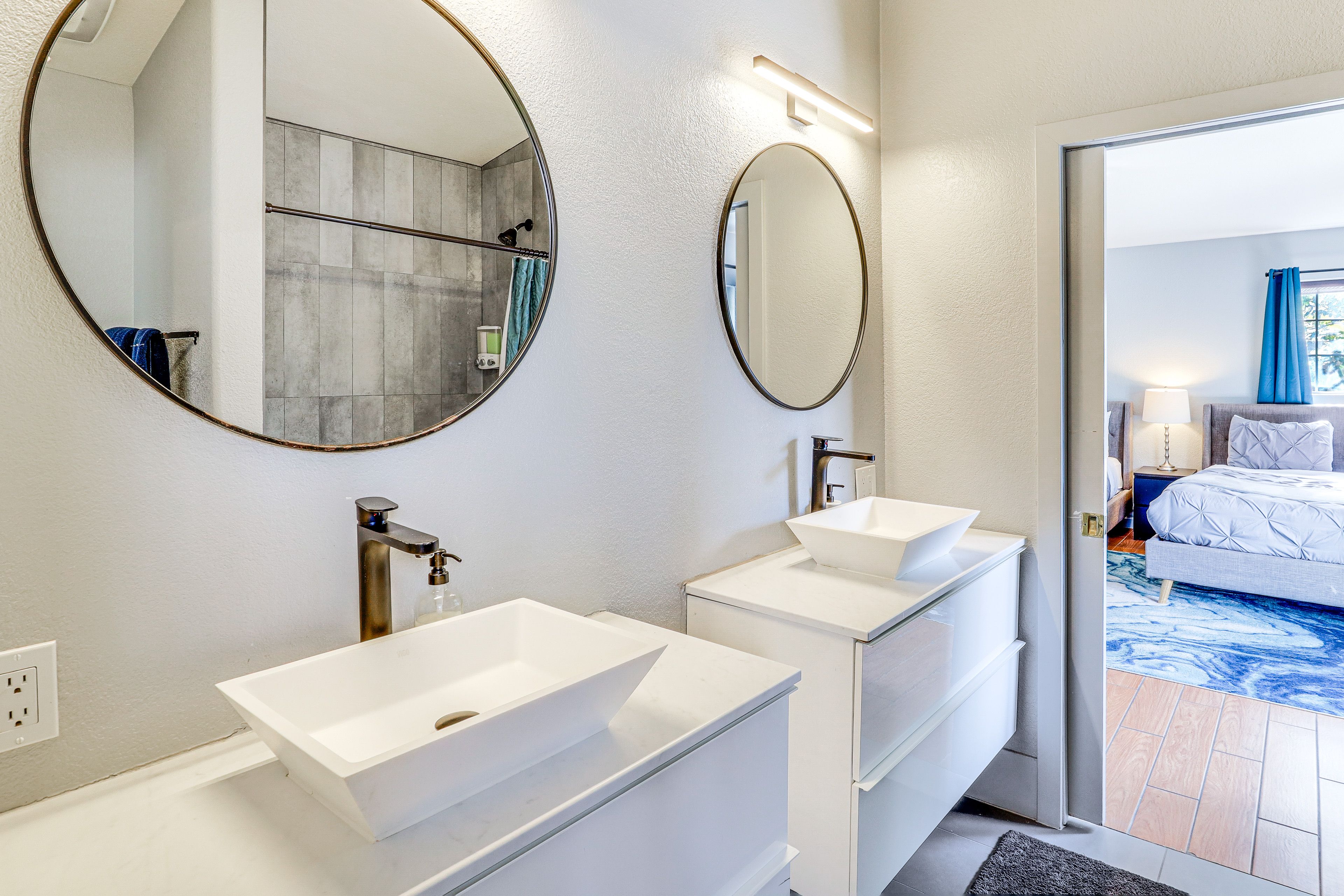 Full Bath | 1st Floor