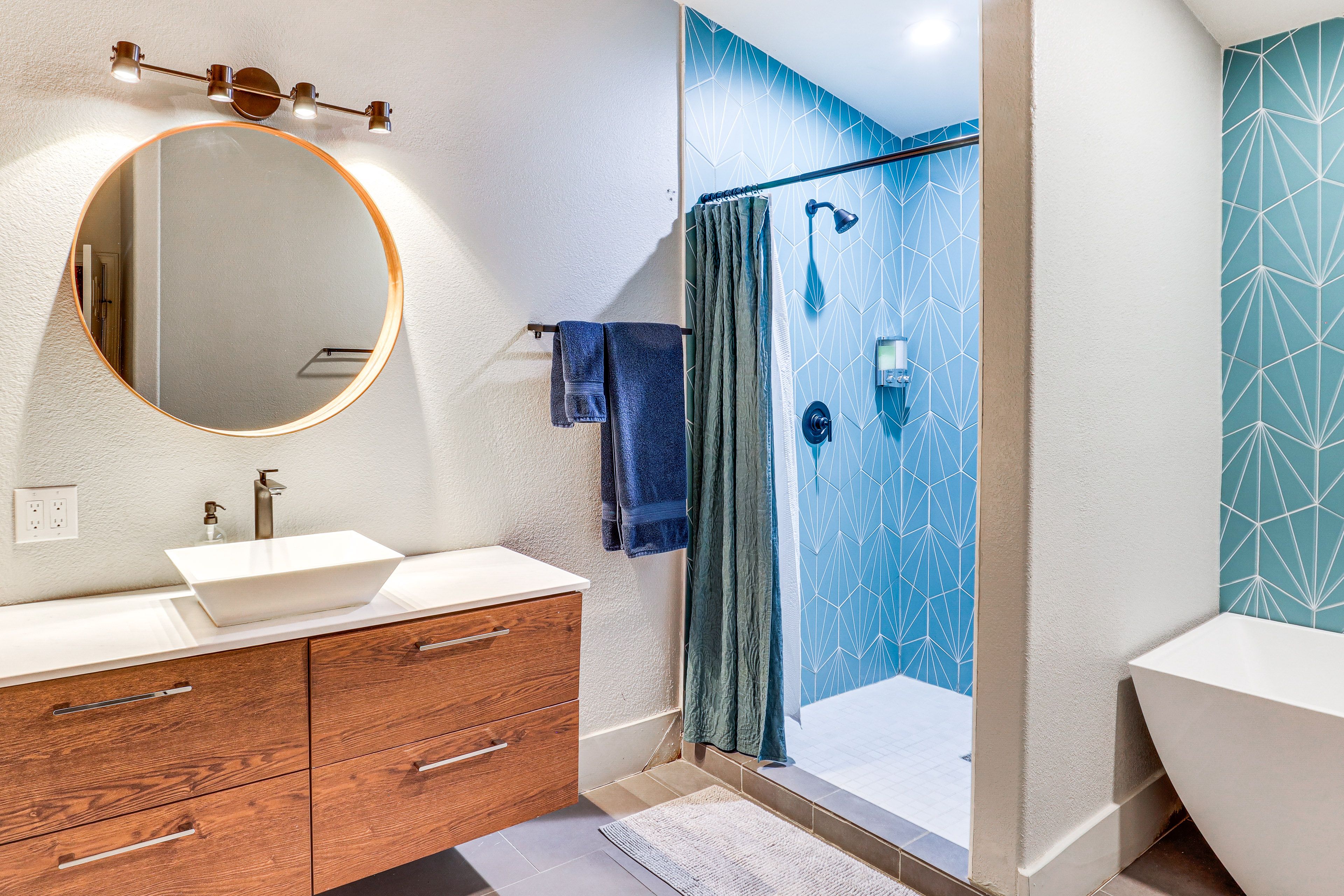 Full Bath | 2nd Floor