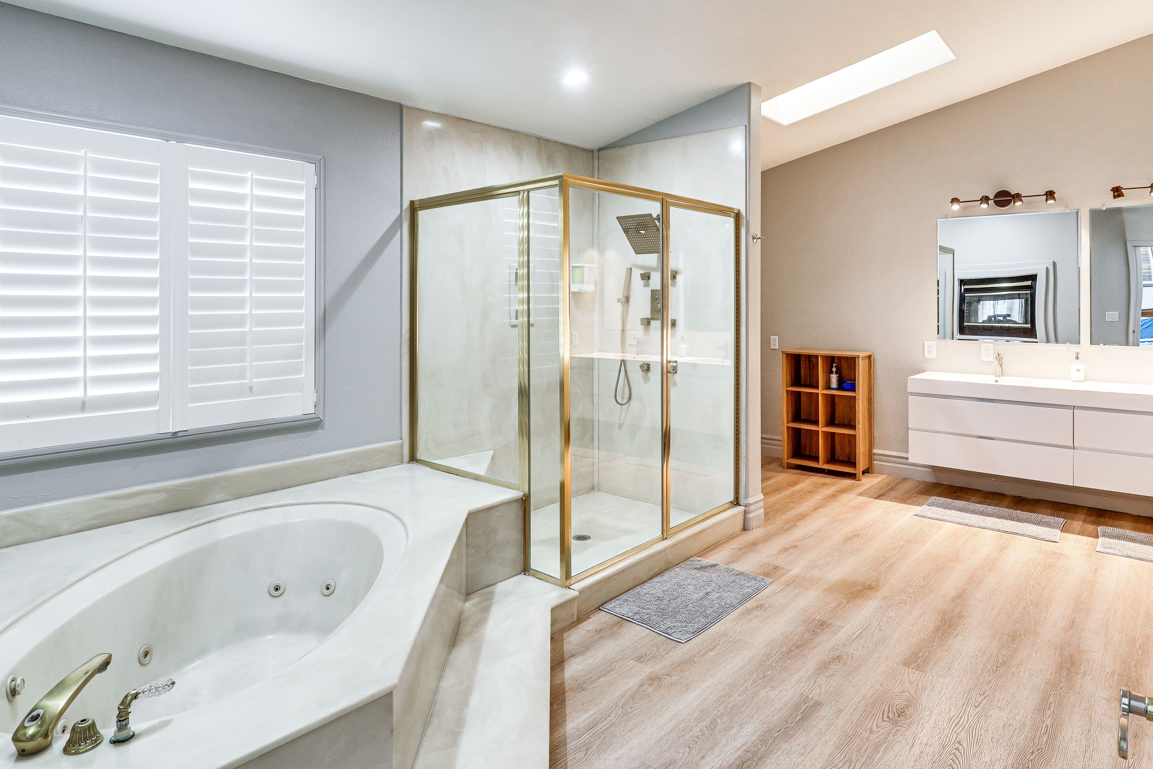 Full Bath | Towels | Hair Dryer | 1st Floor