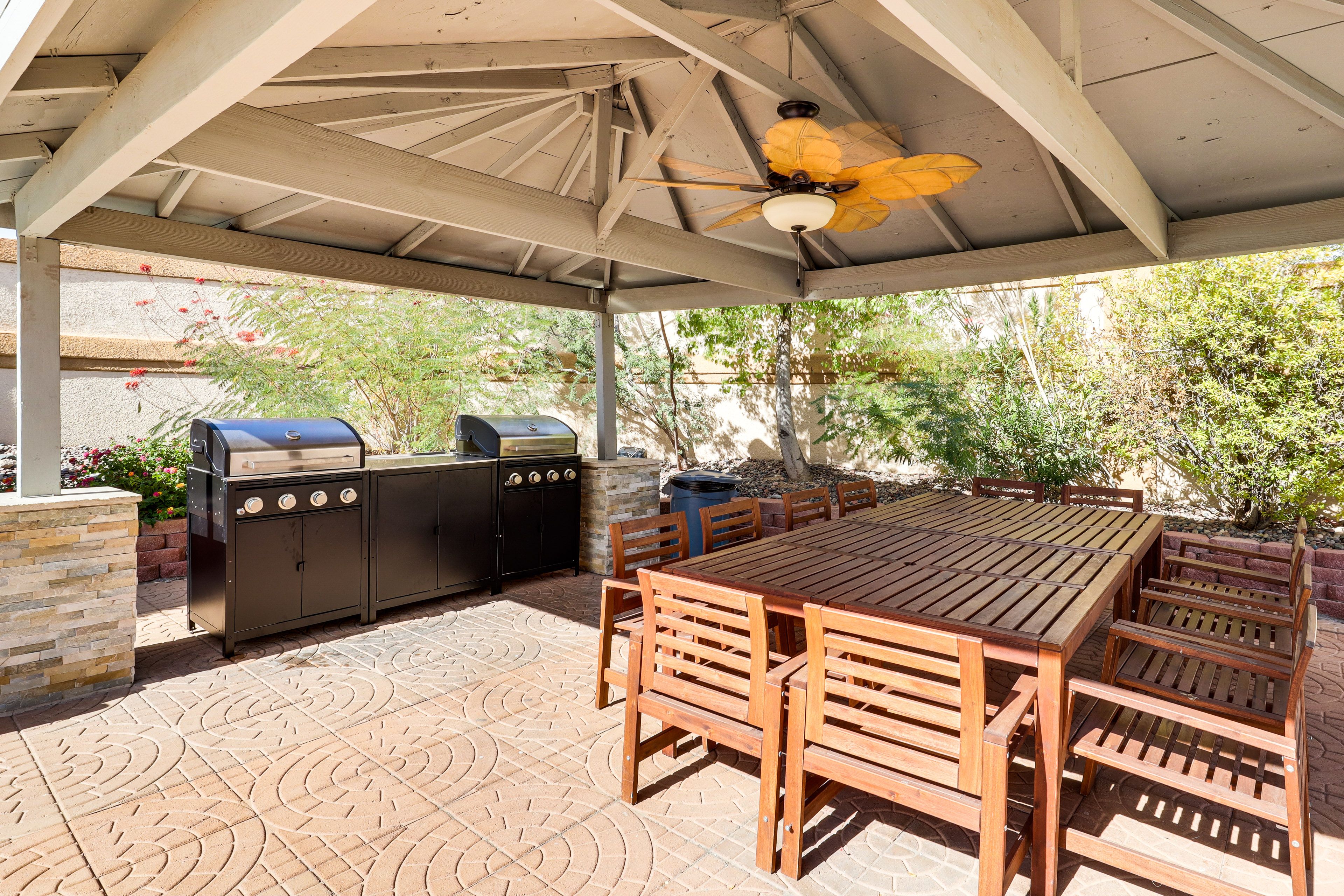 Gas Grills | Outdoor Dining Space