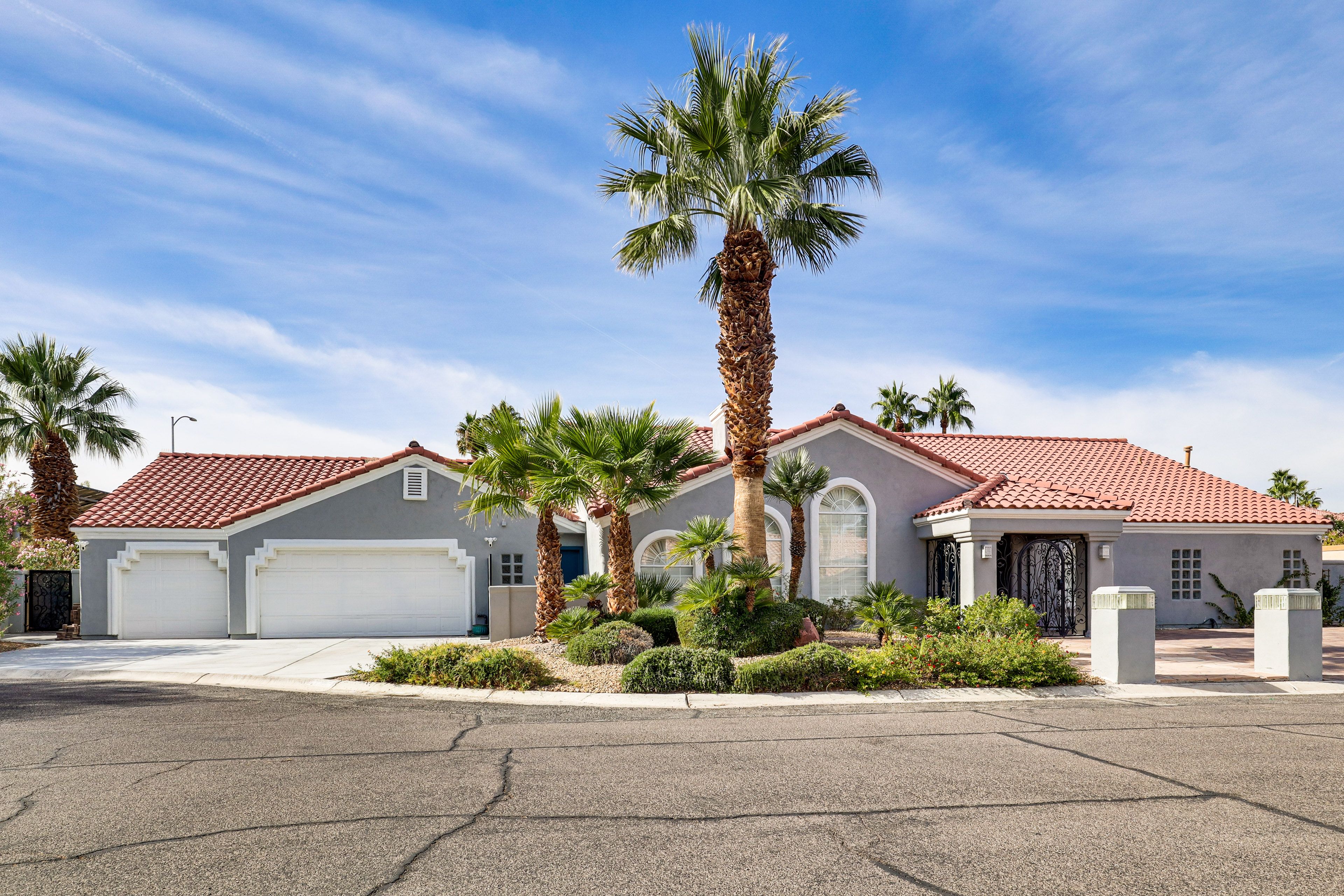 Parking | Garage (3 Vehicles) | Driveway (6 Vehicles)