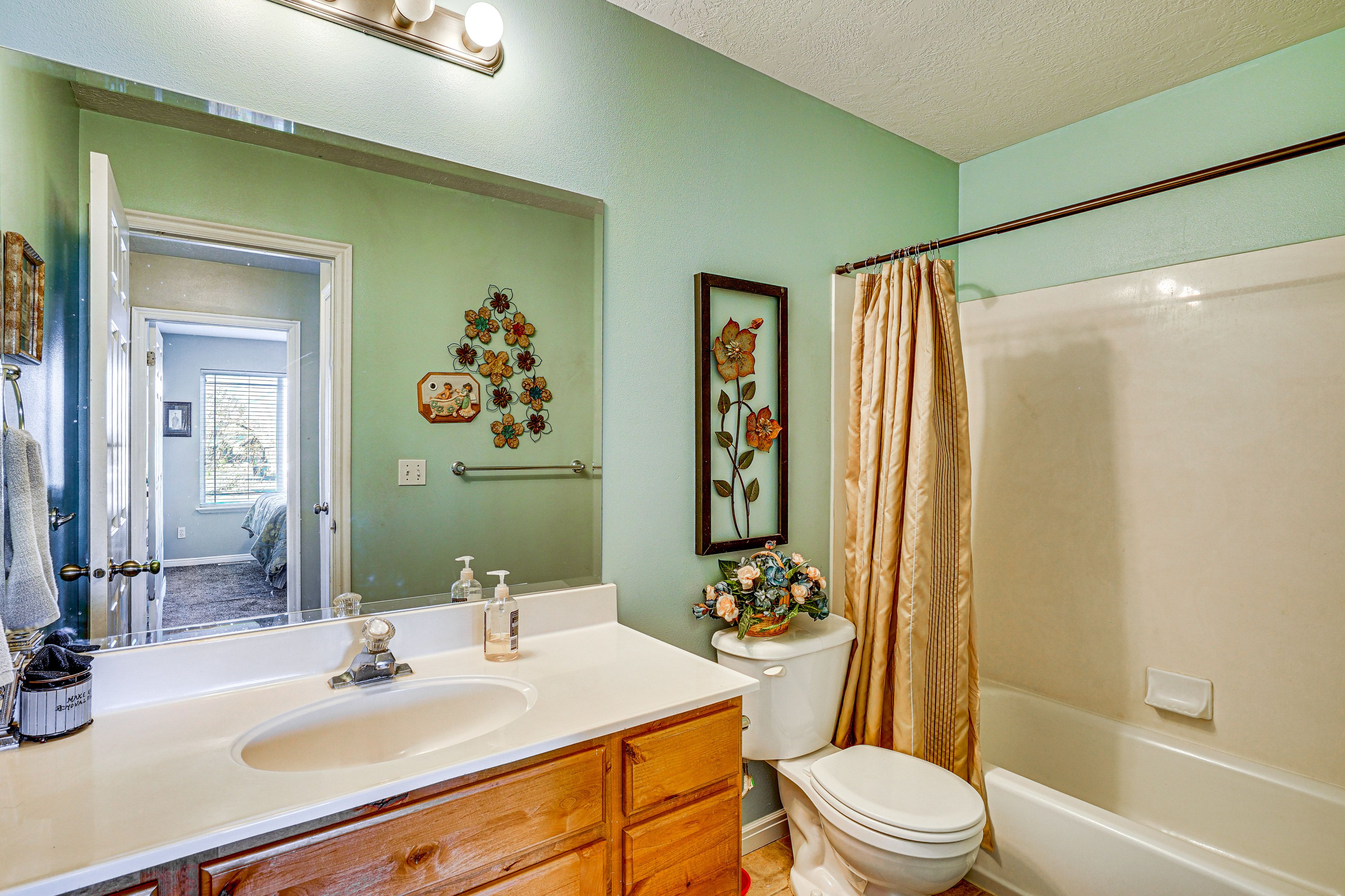 Full Bathroom | 1st Floor