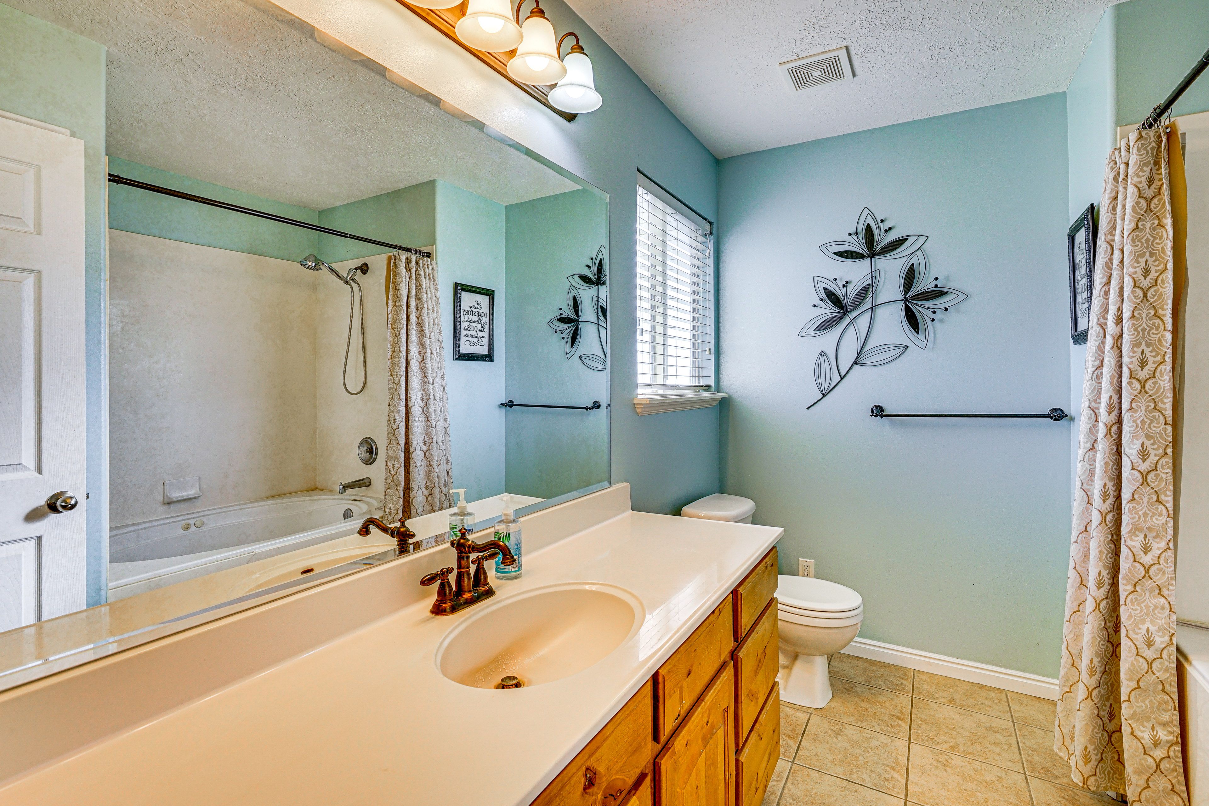 Full Bathroom | 1st Floor | Complimentary Toiletries | Towels Provided