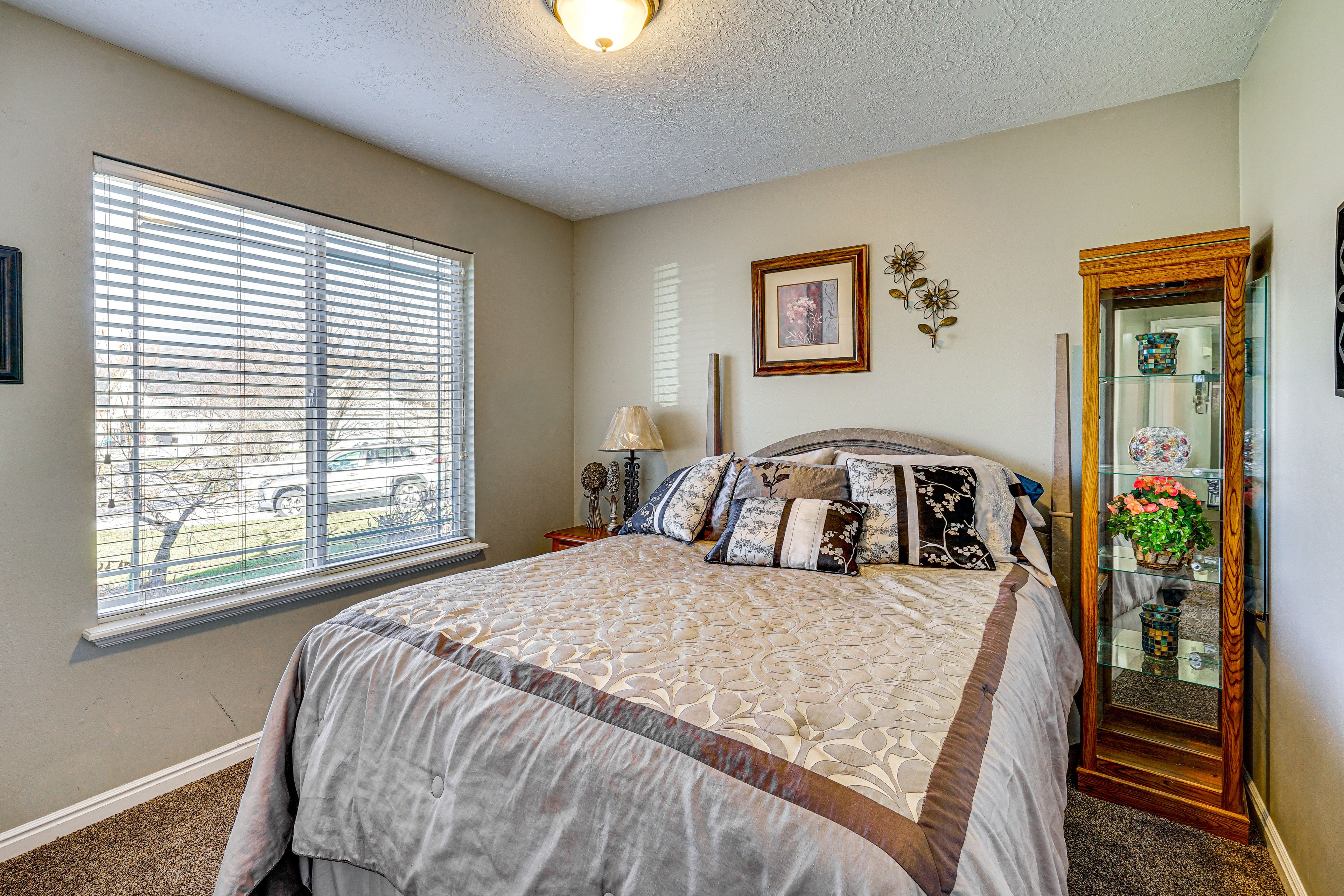 Bedroom 2 | 1st Floor | Queen Bed