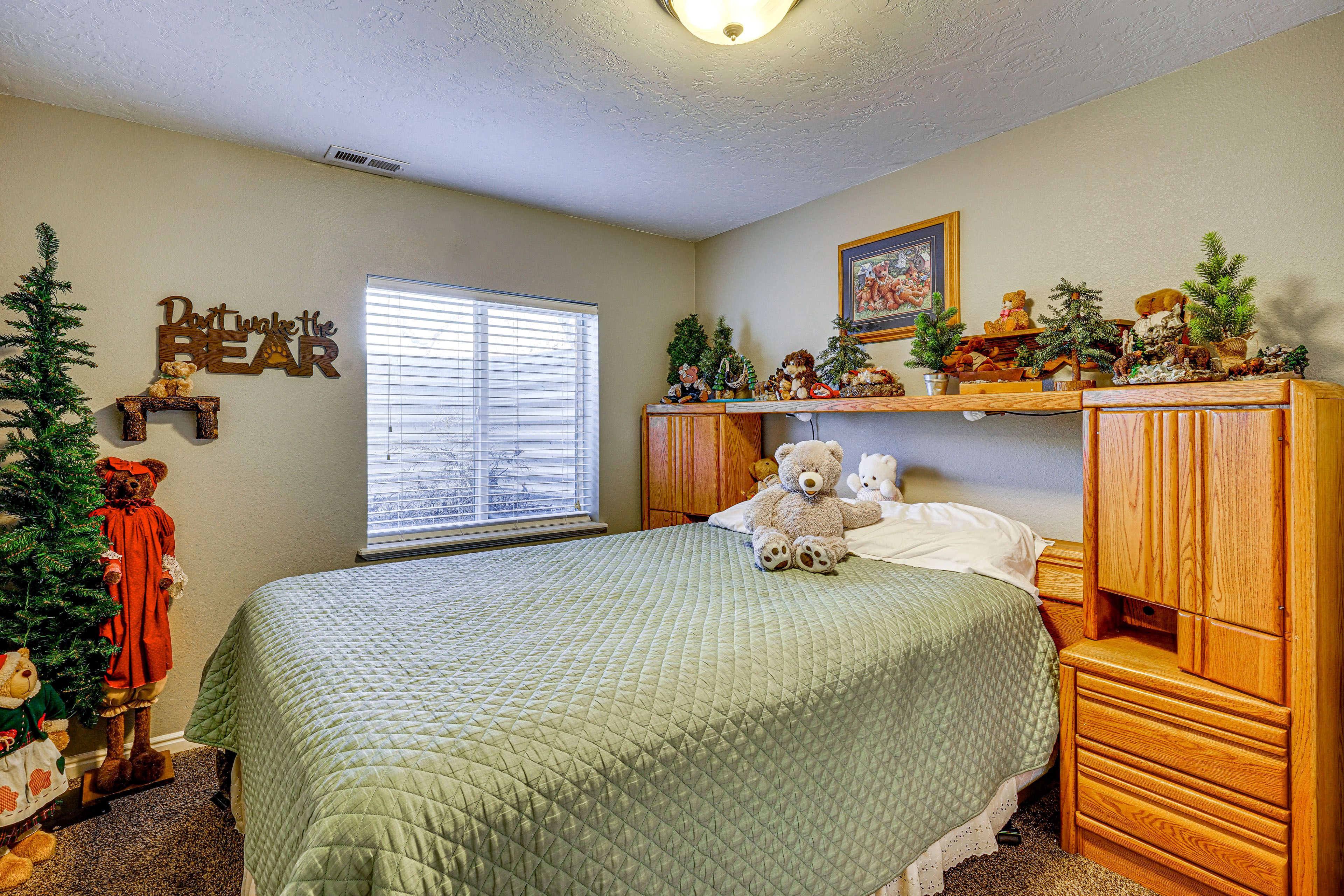 Bedroom 5 | Basement | Queen Bed