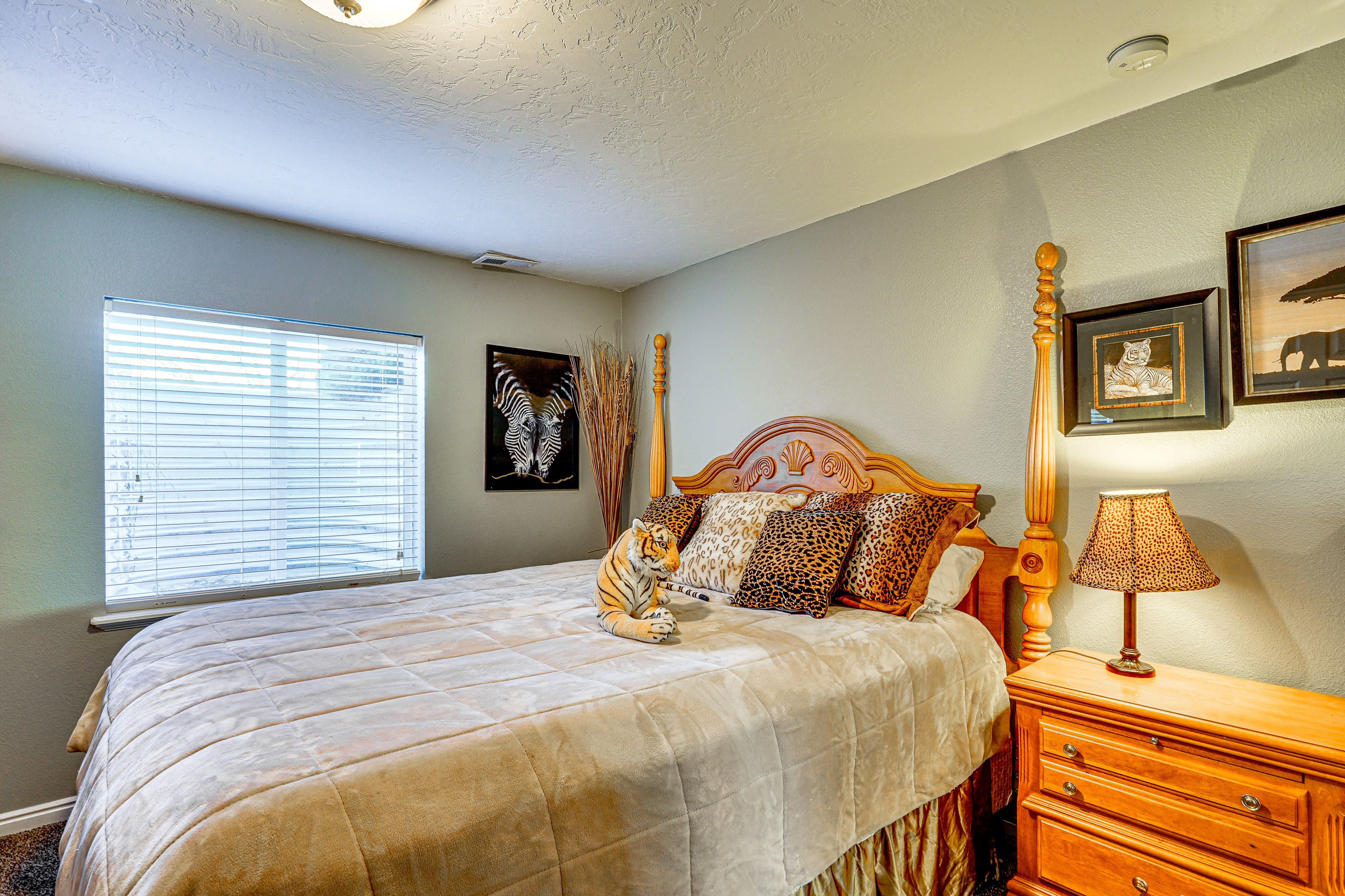 Bedroom 6 | Basement | Queen Bed