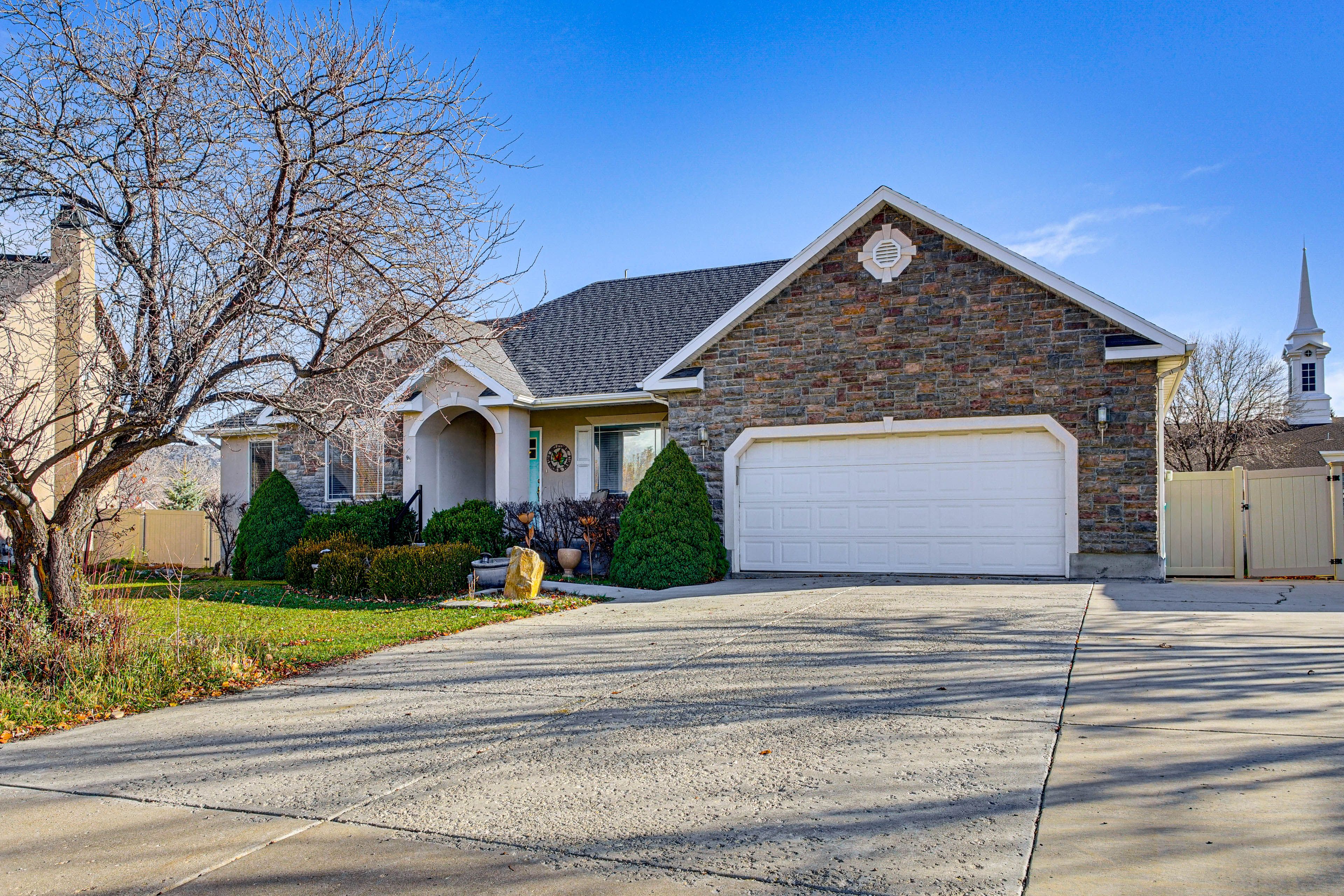 Exterior | Parking | Garage (1 Vehicle) | Driveway (4 Vehicles)