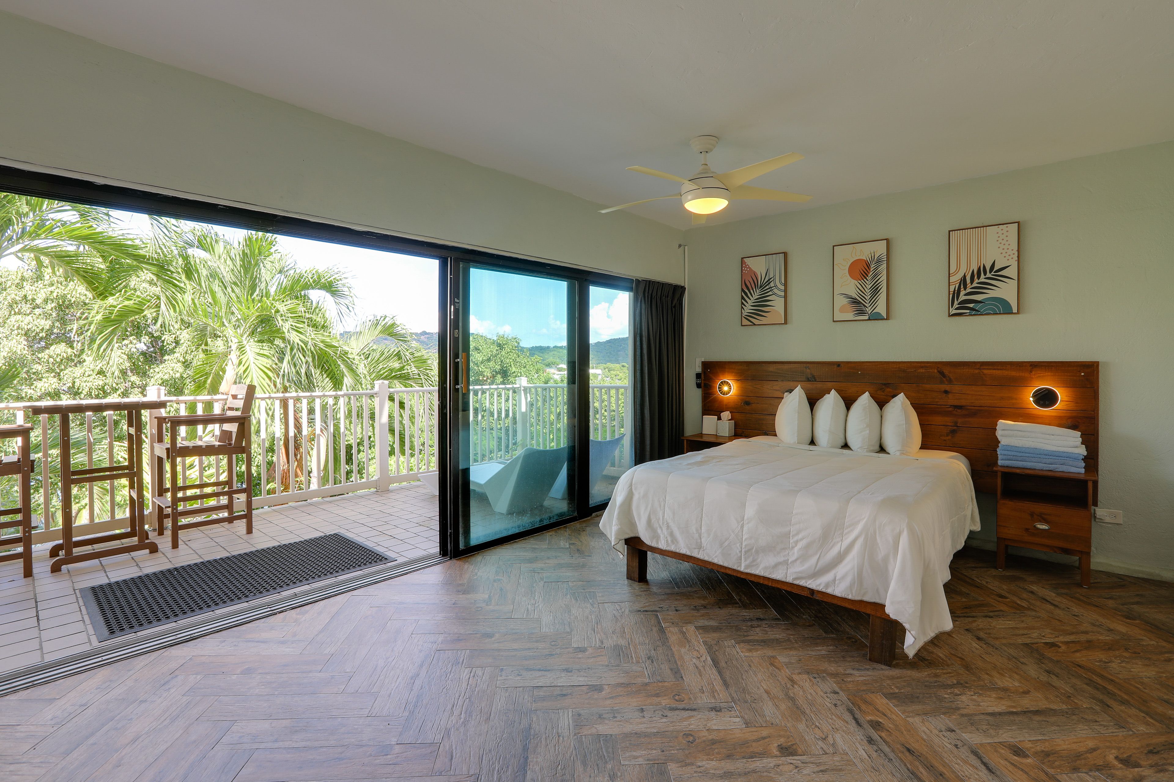 Studio | Queen Bed | Queen Air Mattress | iPod-Compatible Stereo