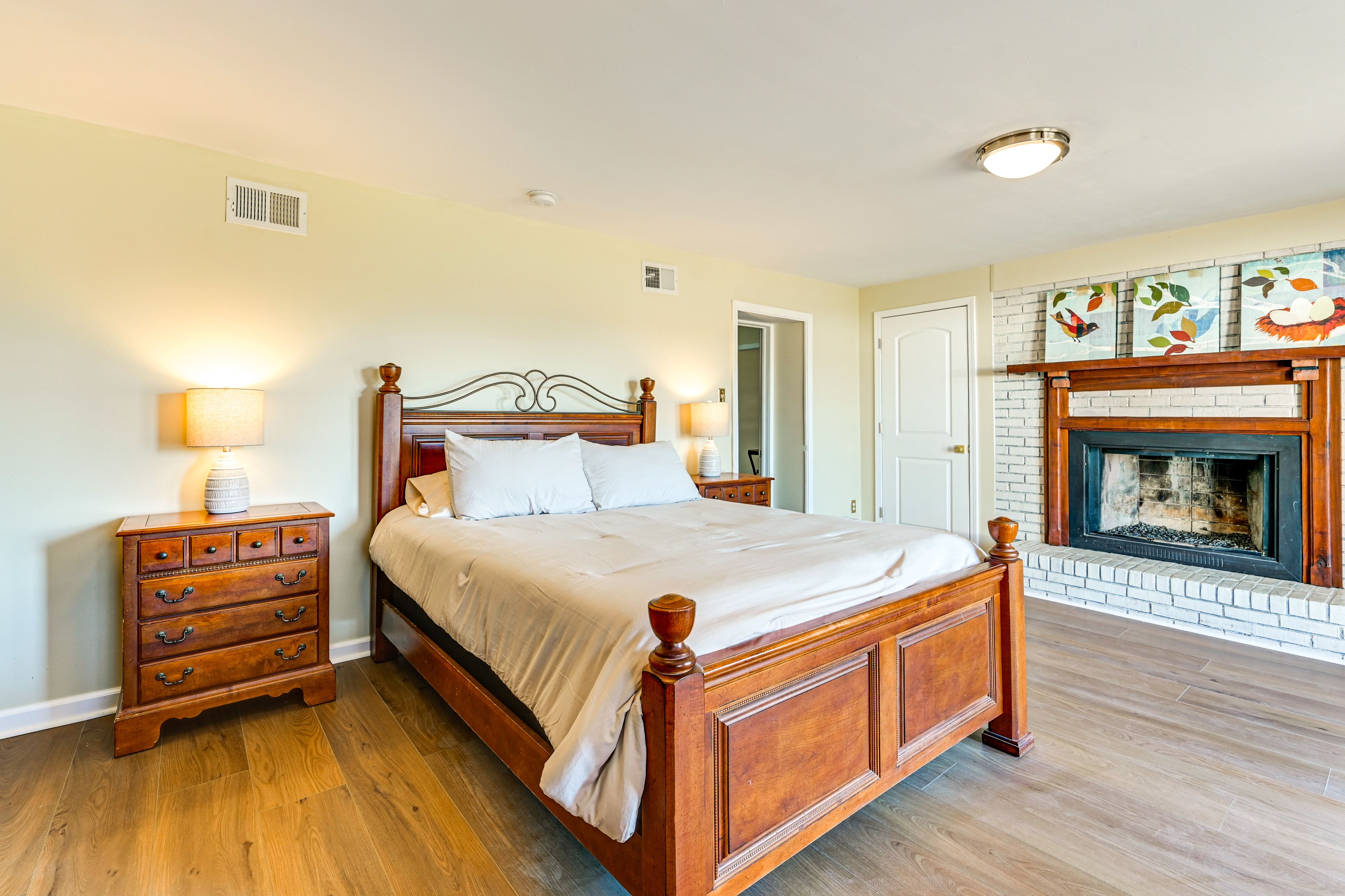 Bedroom 1 | Queen Bed