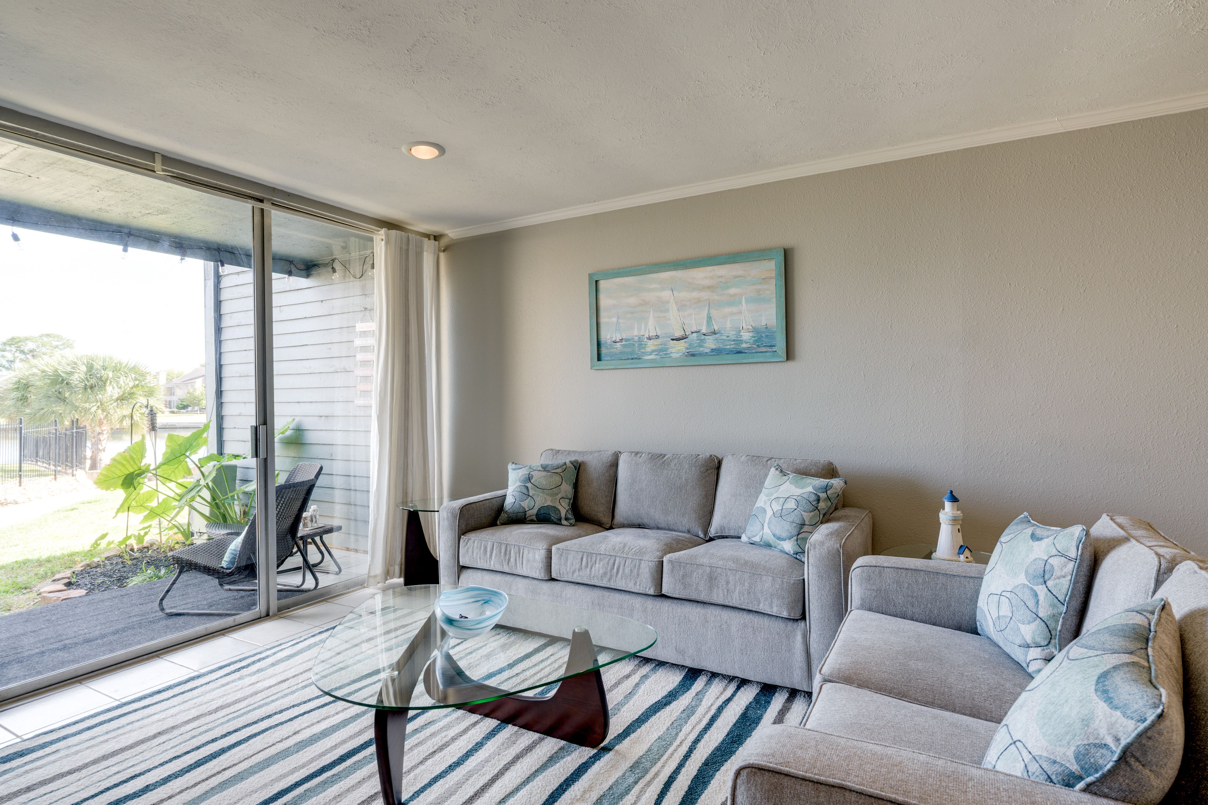 Living Room | Queen Sleeper Sofa | Smart TV | Free WiFi | Board Games