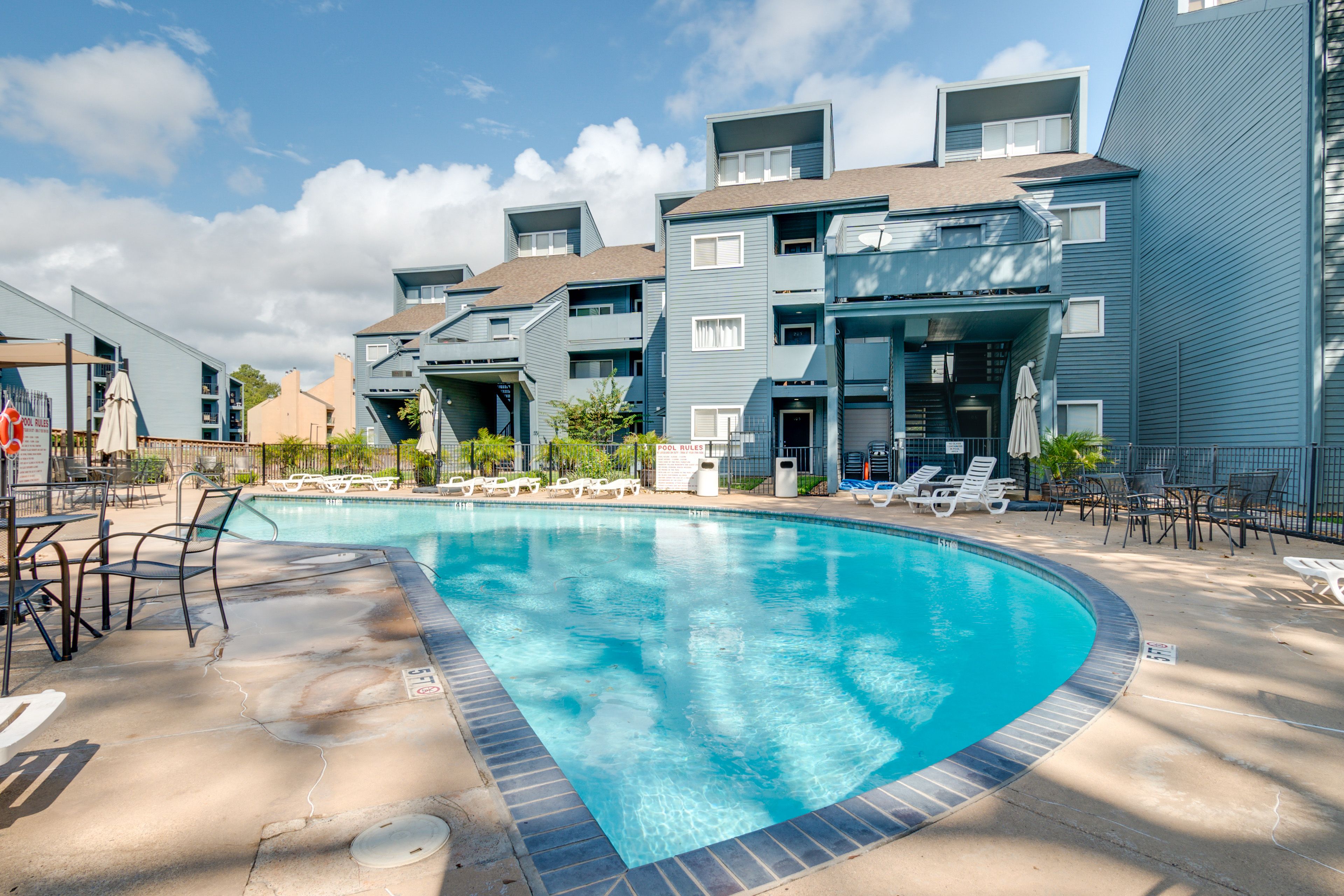 Harbour Village | Community Amenities | Outdoor Pool