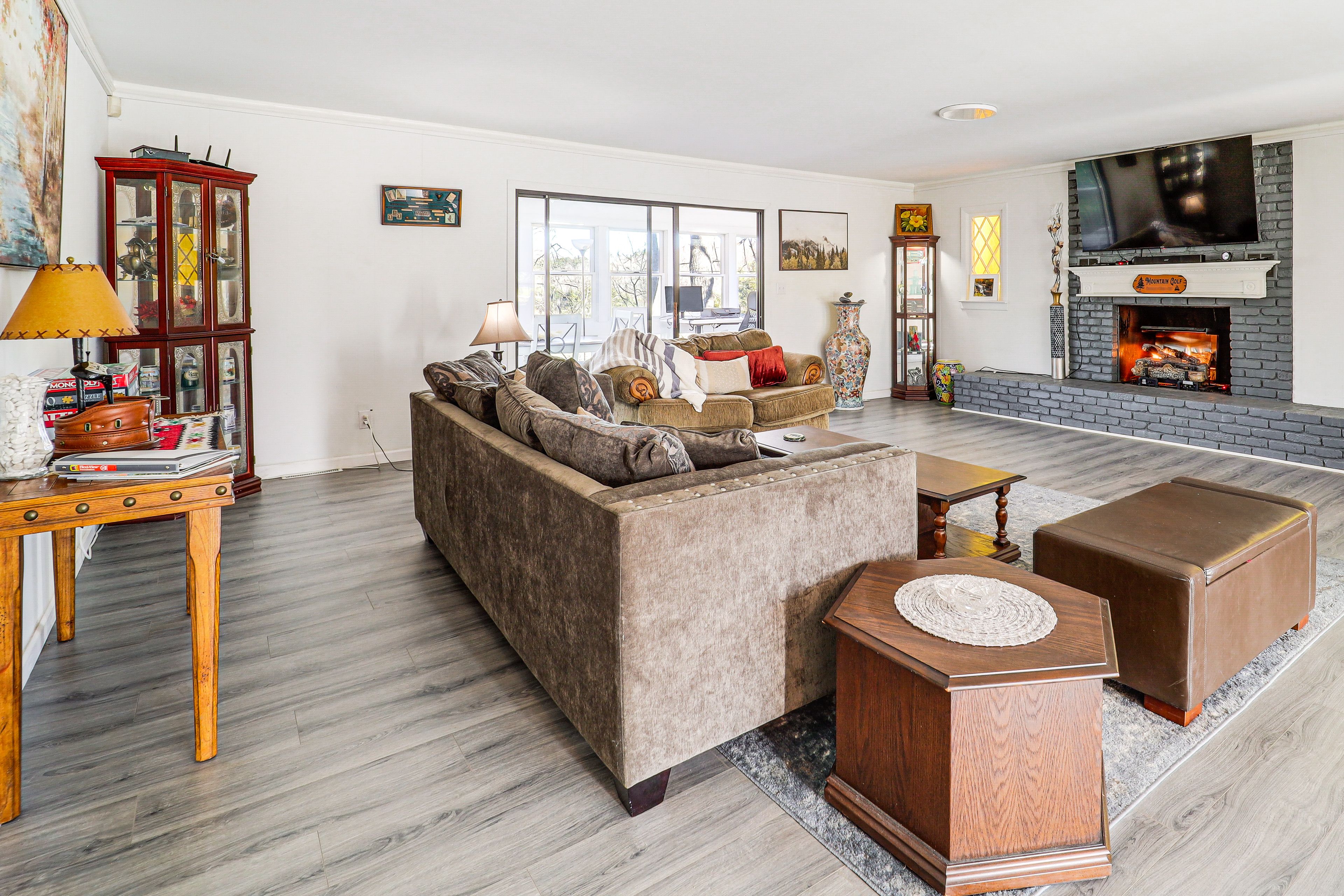 Living Area | Smart TV w/ Cable | Fireplace | Board Games