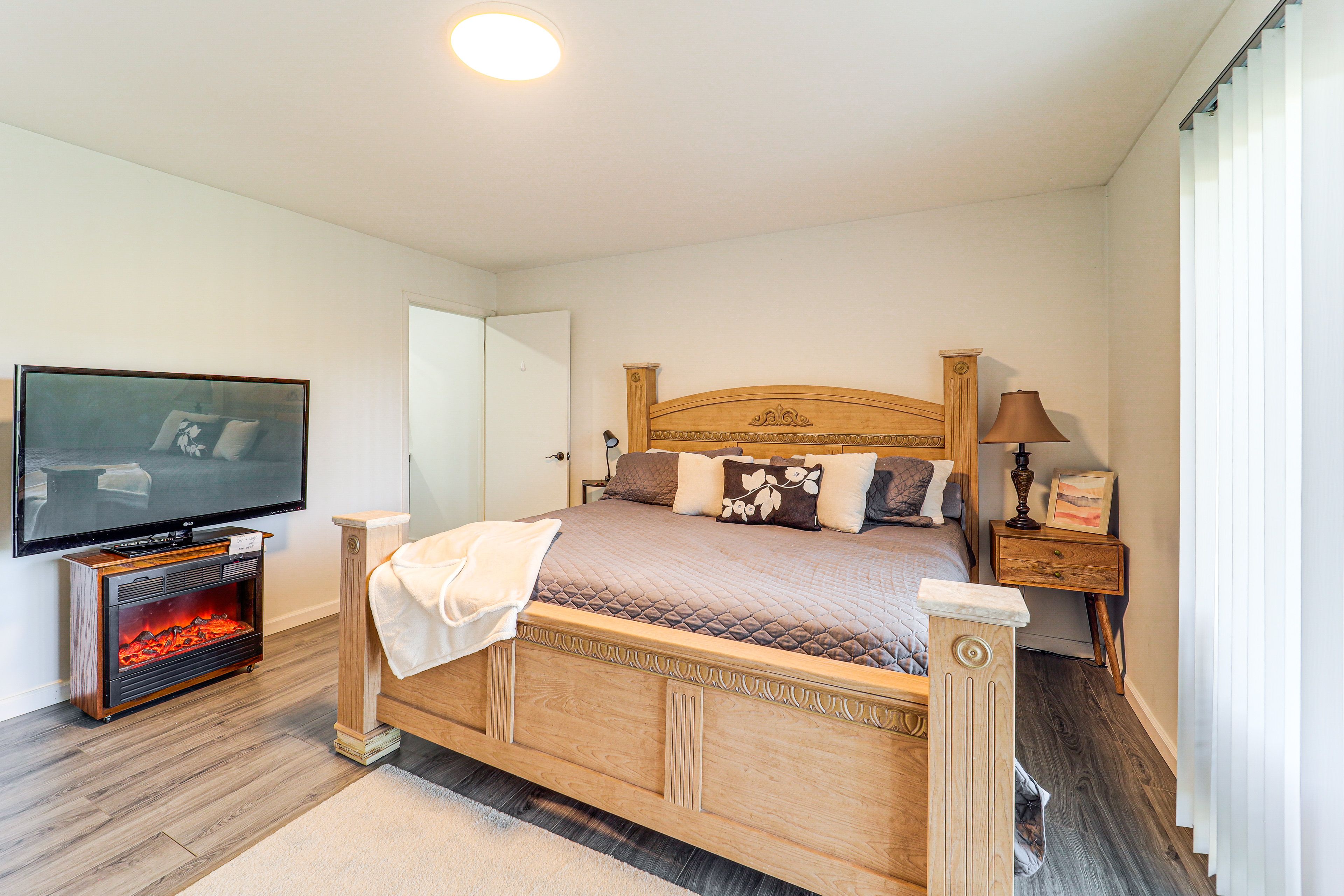 Bedroom 1 | King Bed | Smart TV w/ Cable | Fireplace