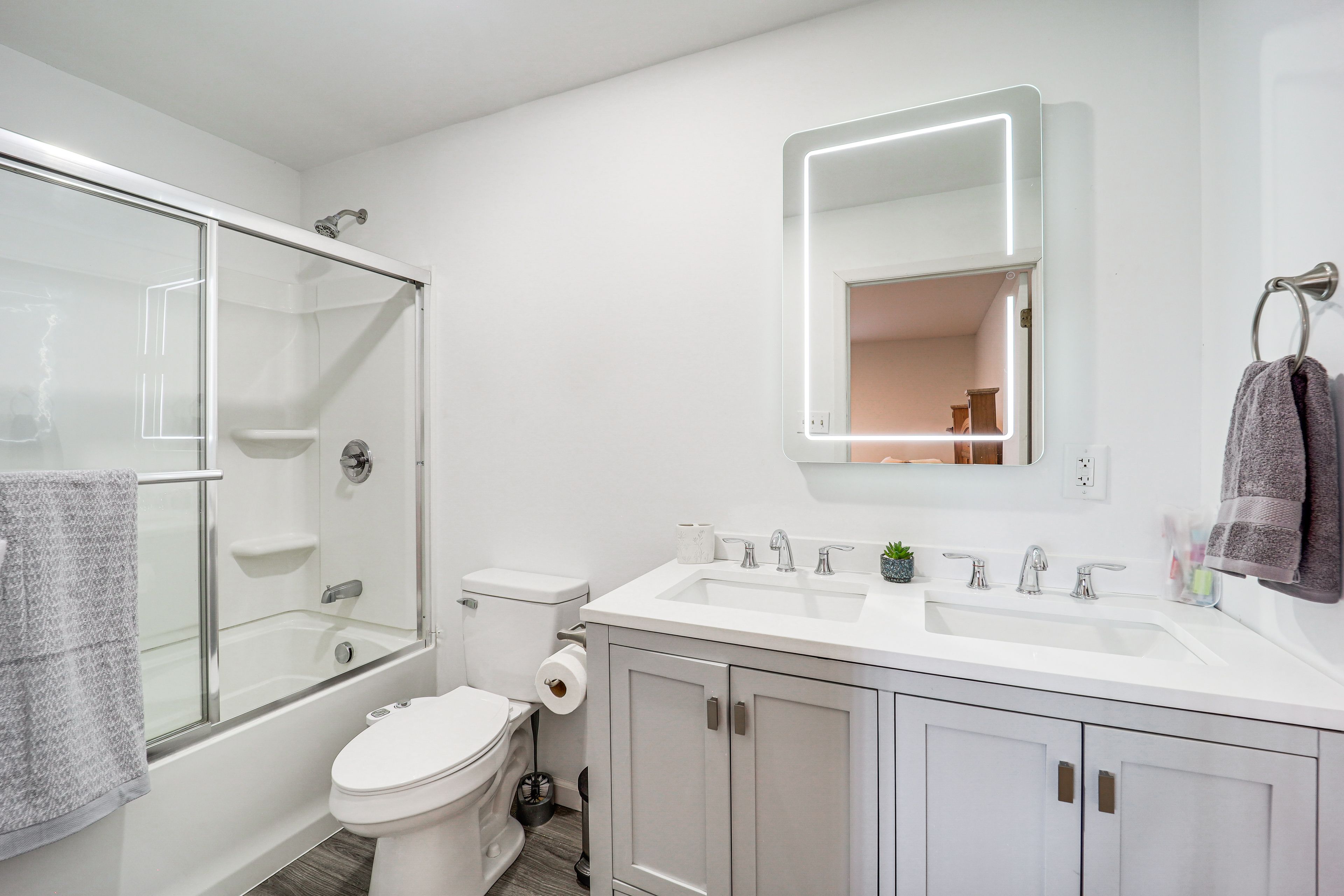 Full Bathroom | Towels Provided