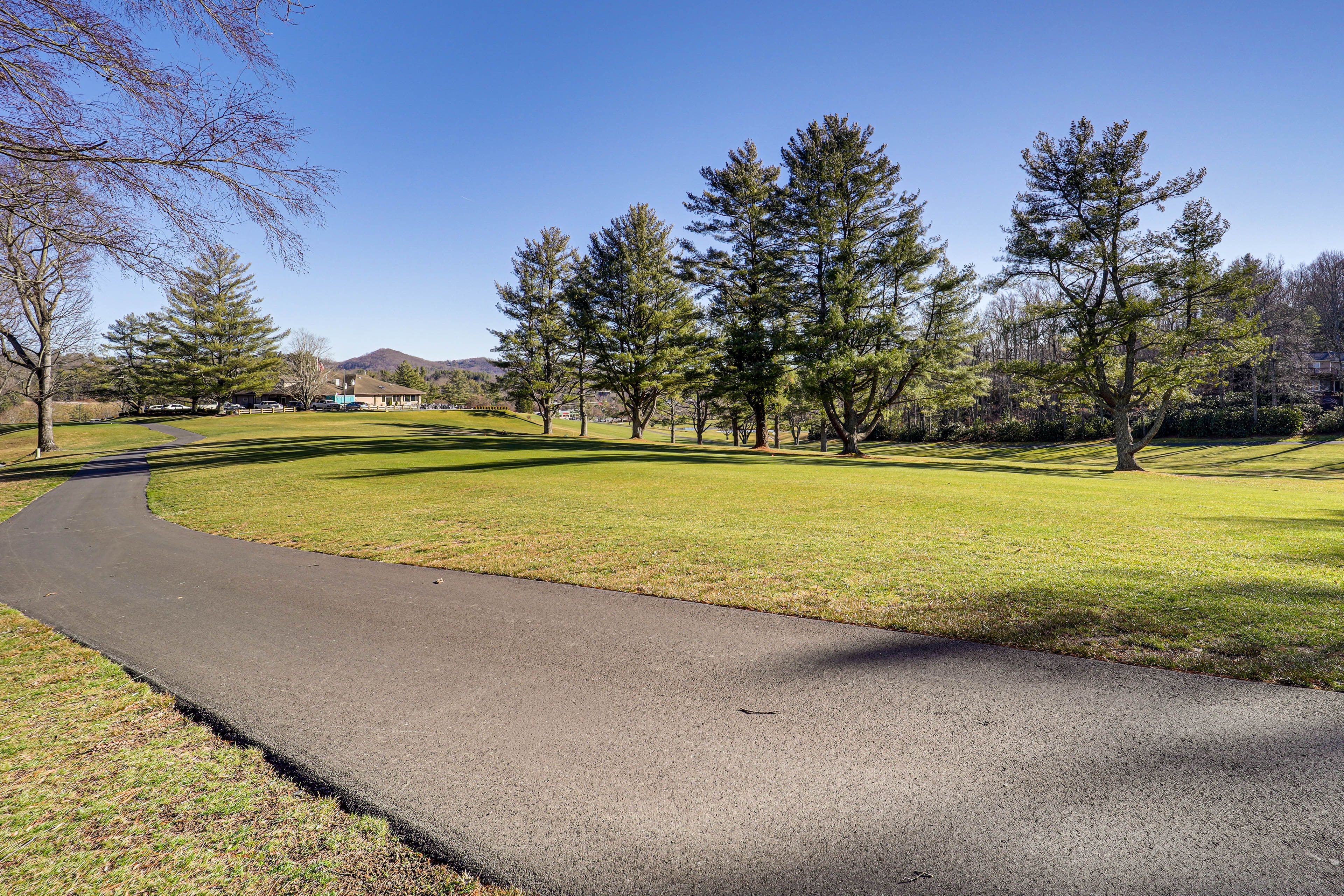 House Exterior | Grassy Creek Golf Course View