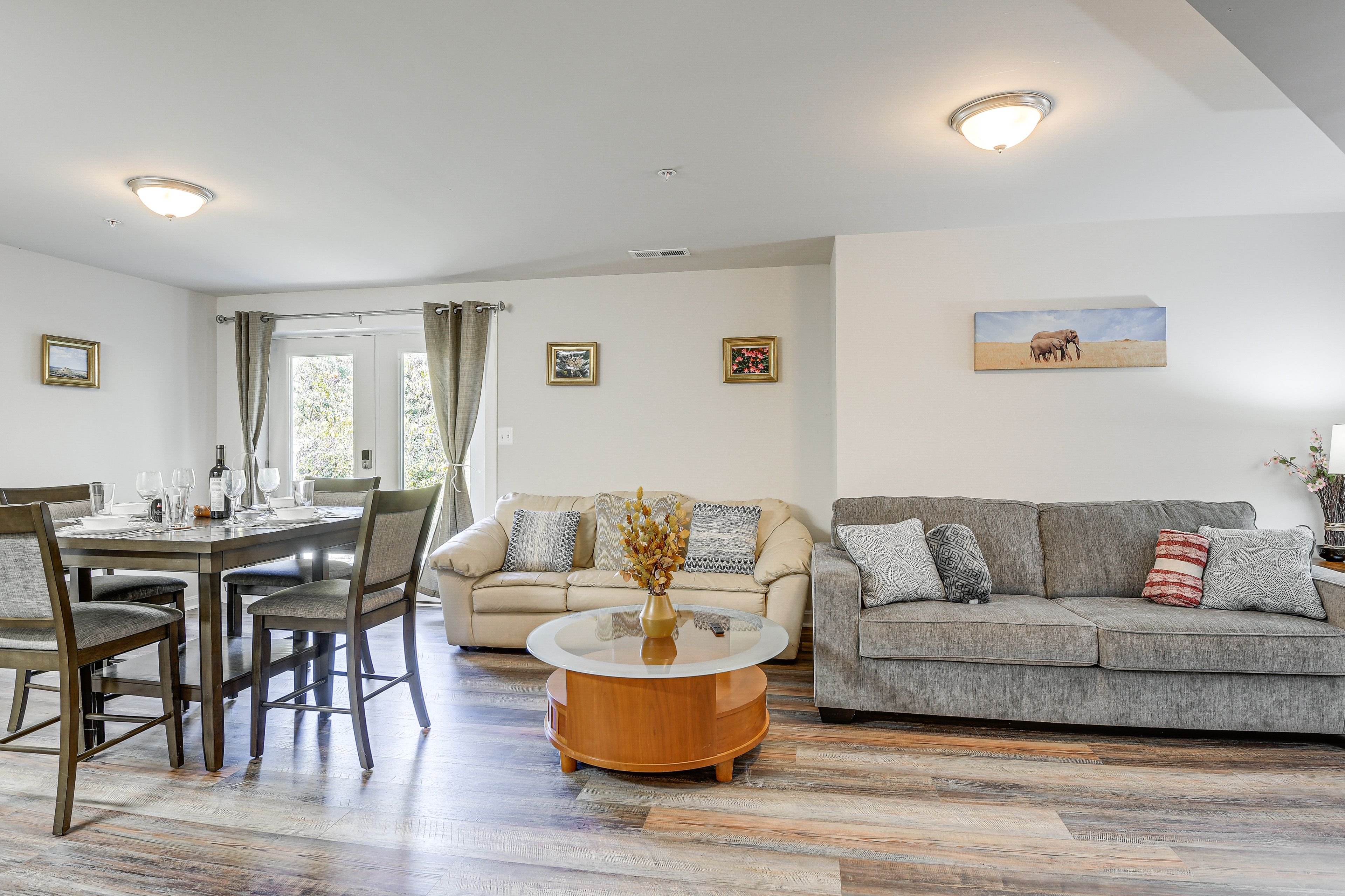 Living Room | Central A/C & Heating | Free WiFi