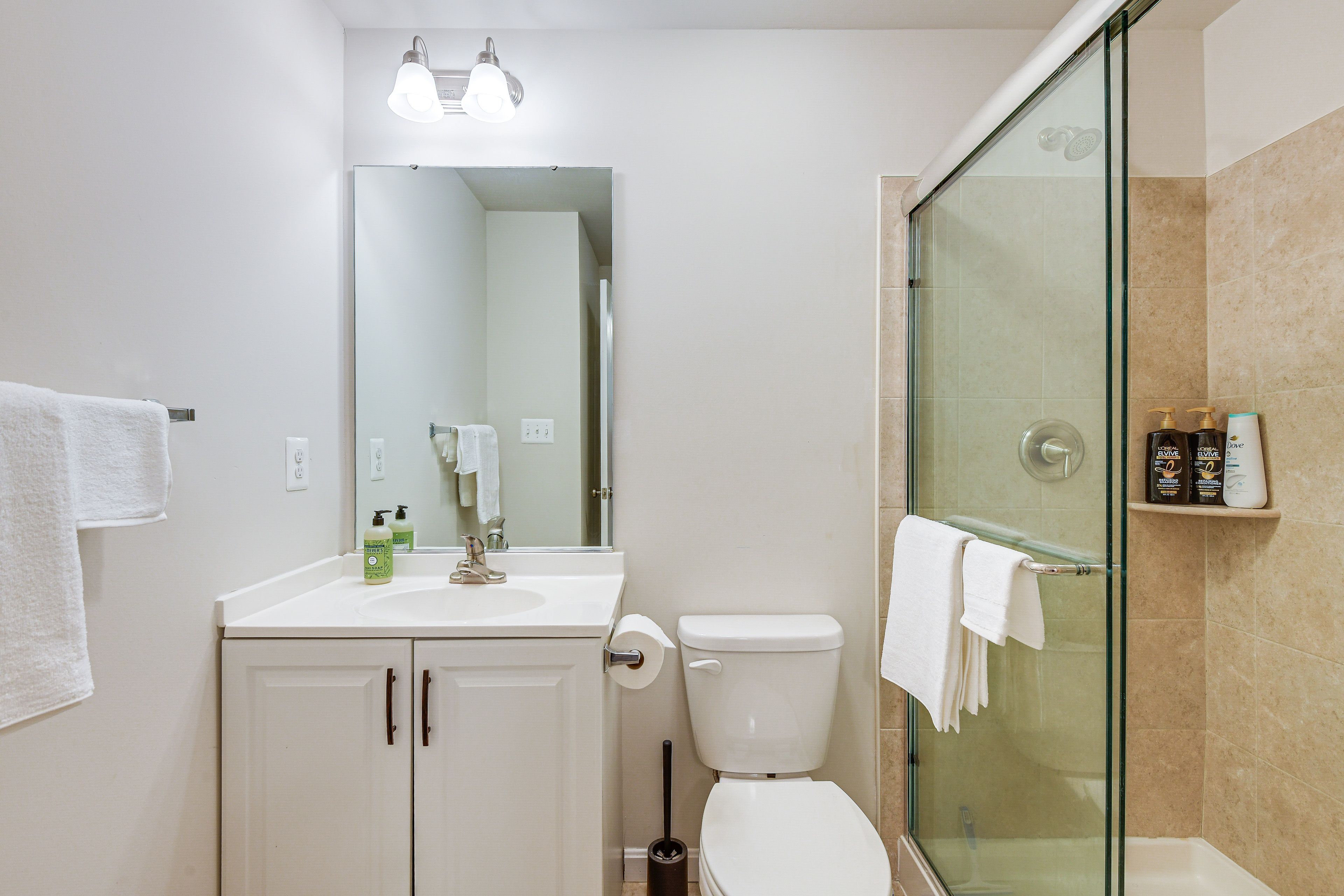 Full Bathroom | Towels Provided | Complimentary Toiletries