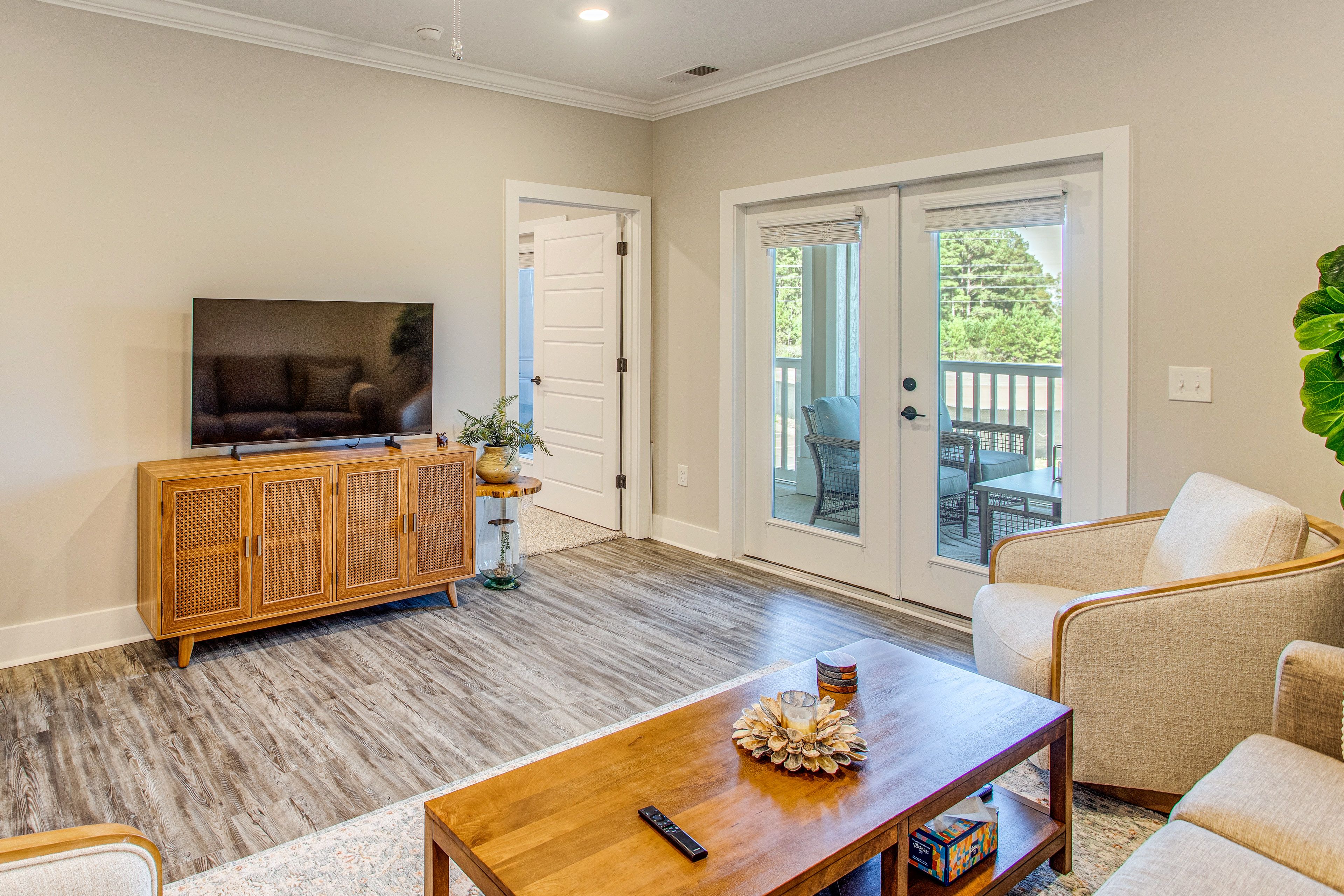 Living Room | Queen Sleeper Sofa | Free WiFi | Central A/C & Heat