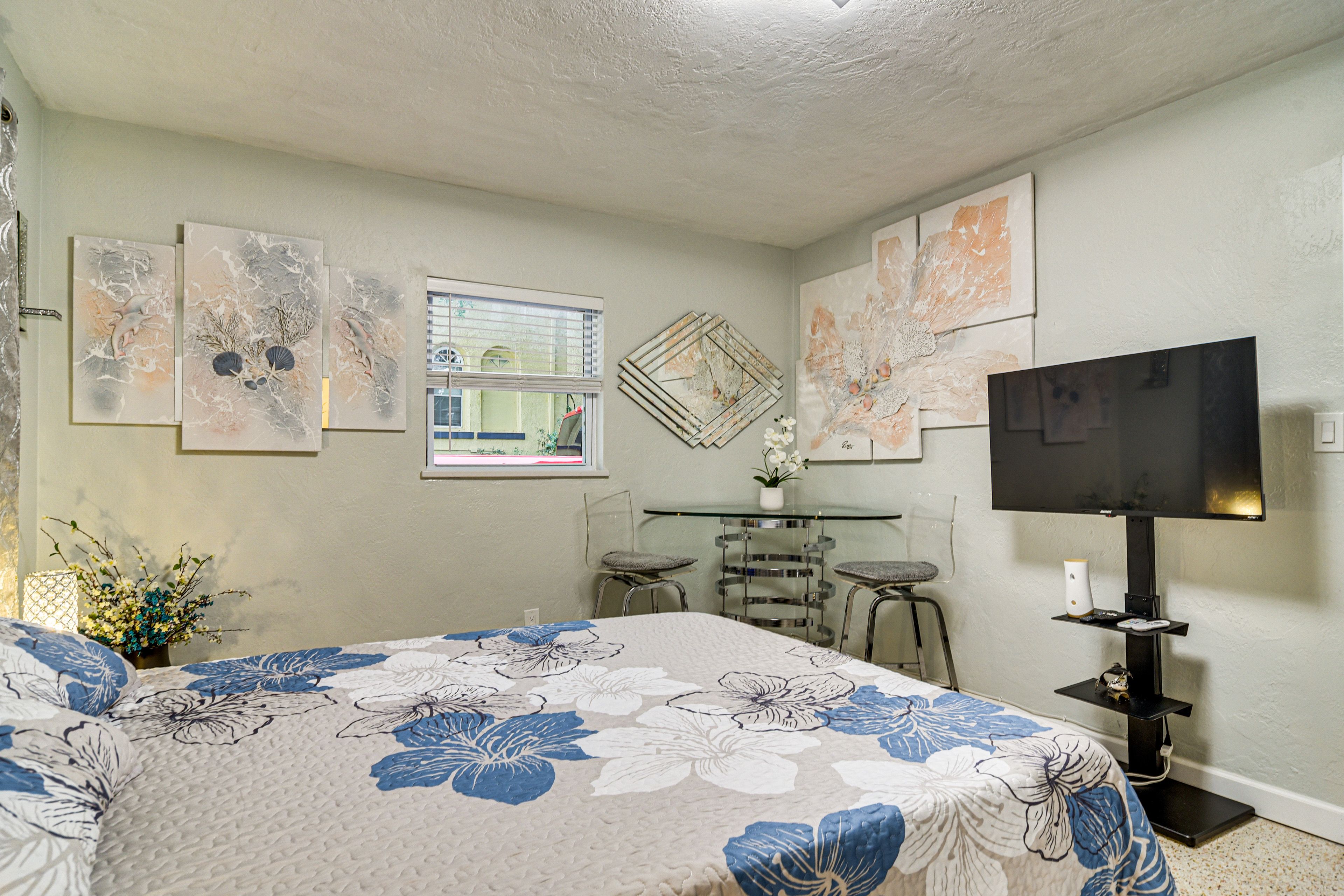 Bedroom | Queen Bed | Smart TV | Desk