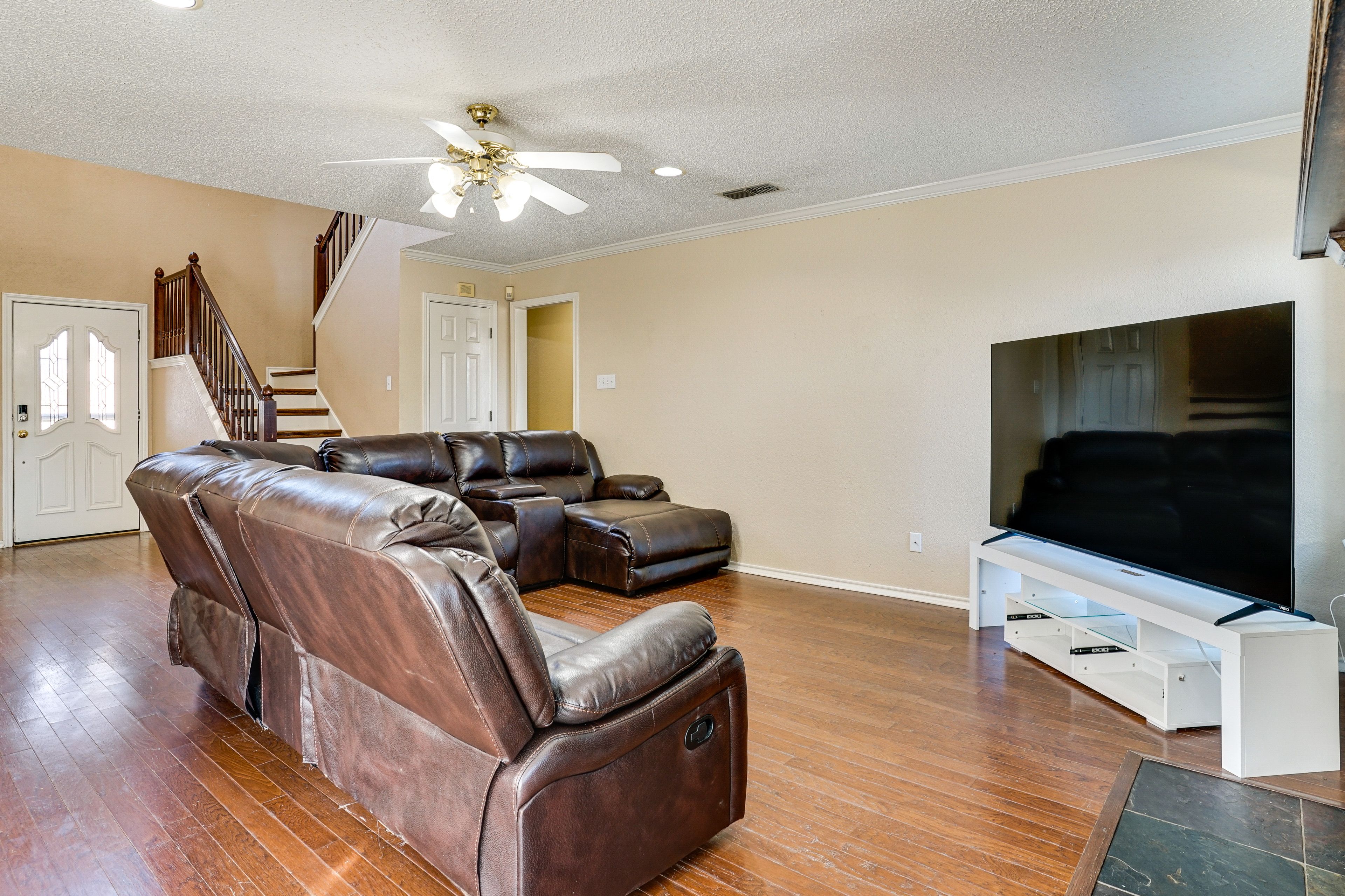 Property Interior | Central A/C & Heating | Free WiFi