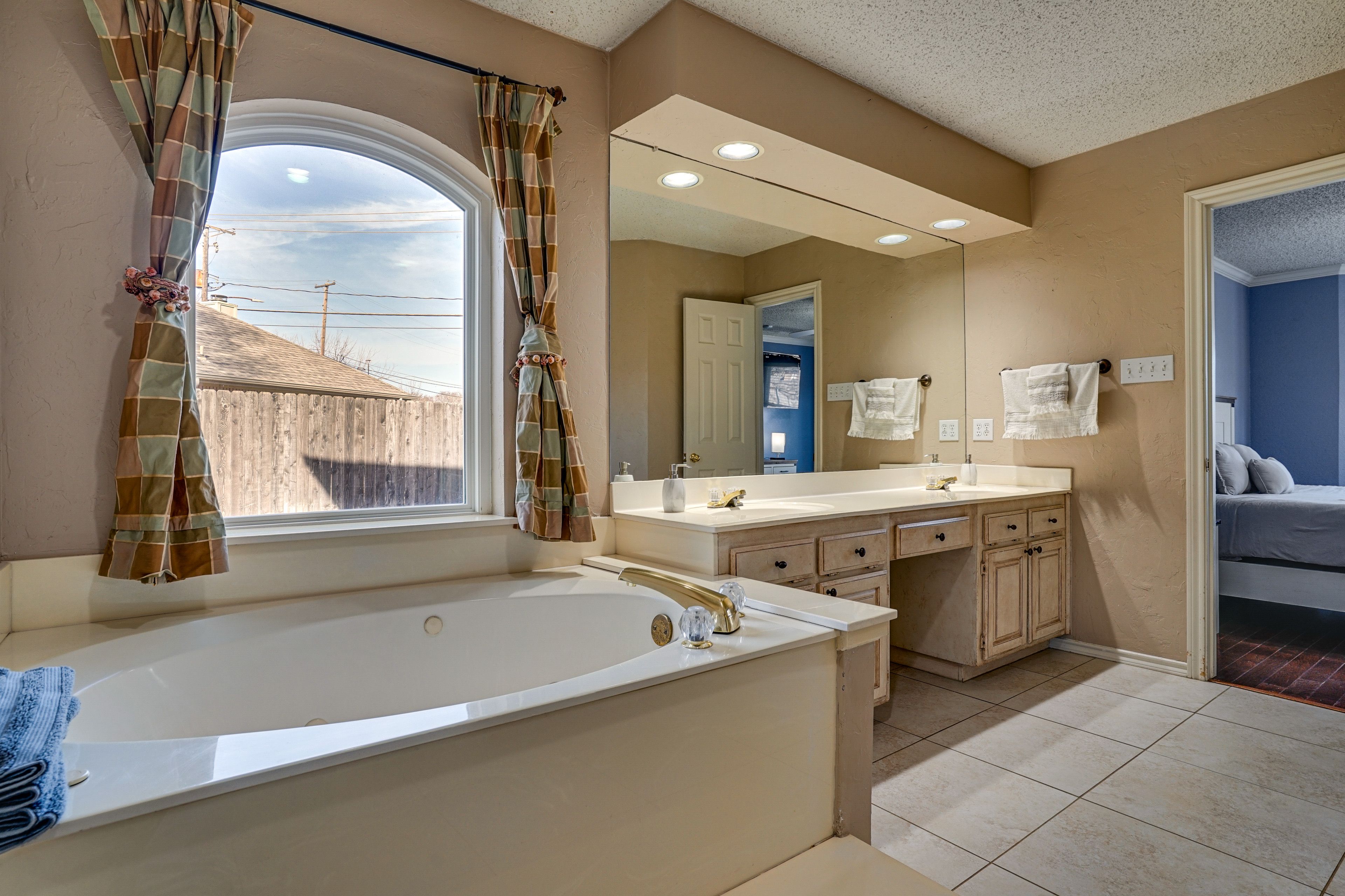 Full Bathroom | 1st Floor | Towels Provided