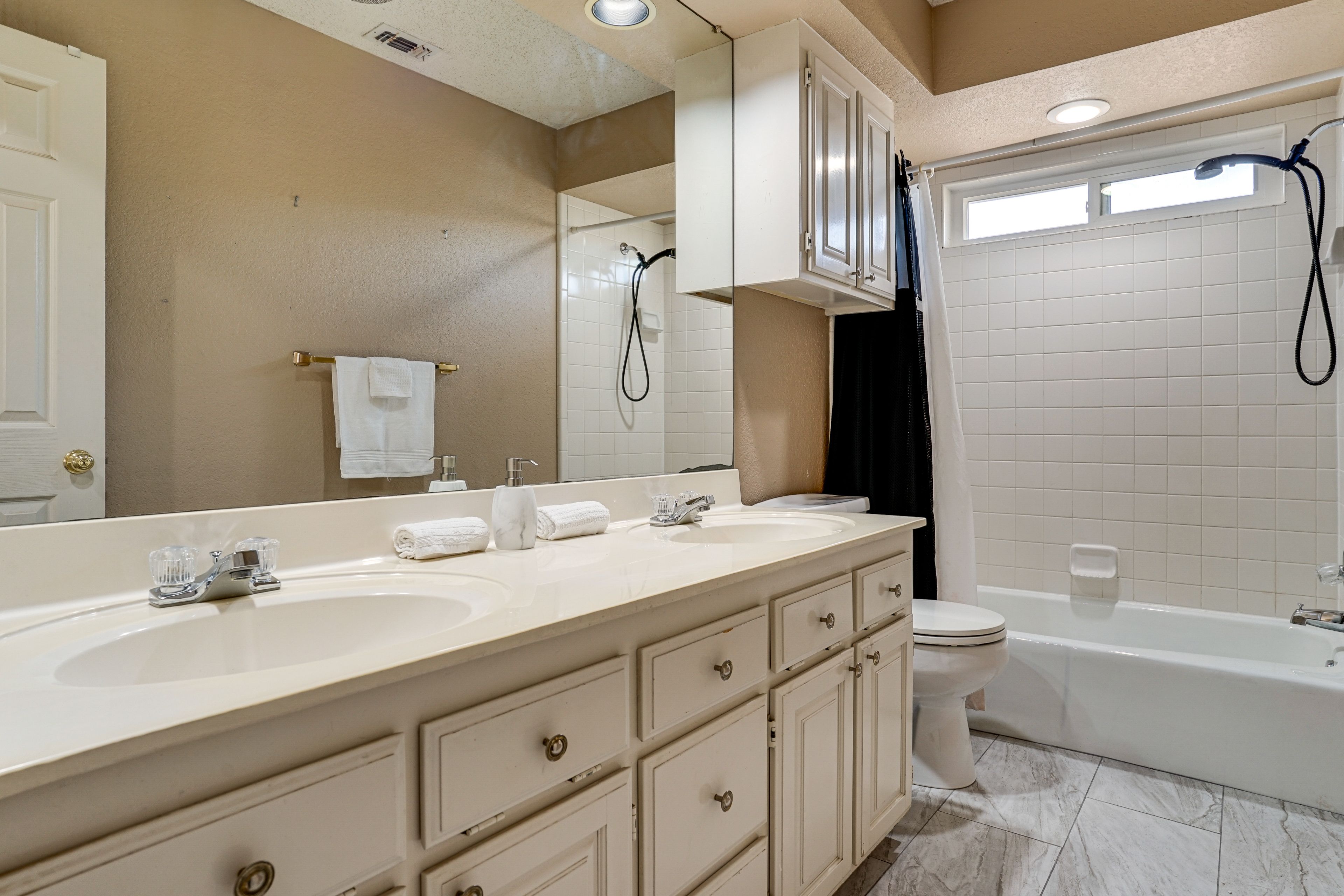 Full Bathroom | 2nd Floor | Complimentary Toiletries