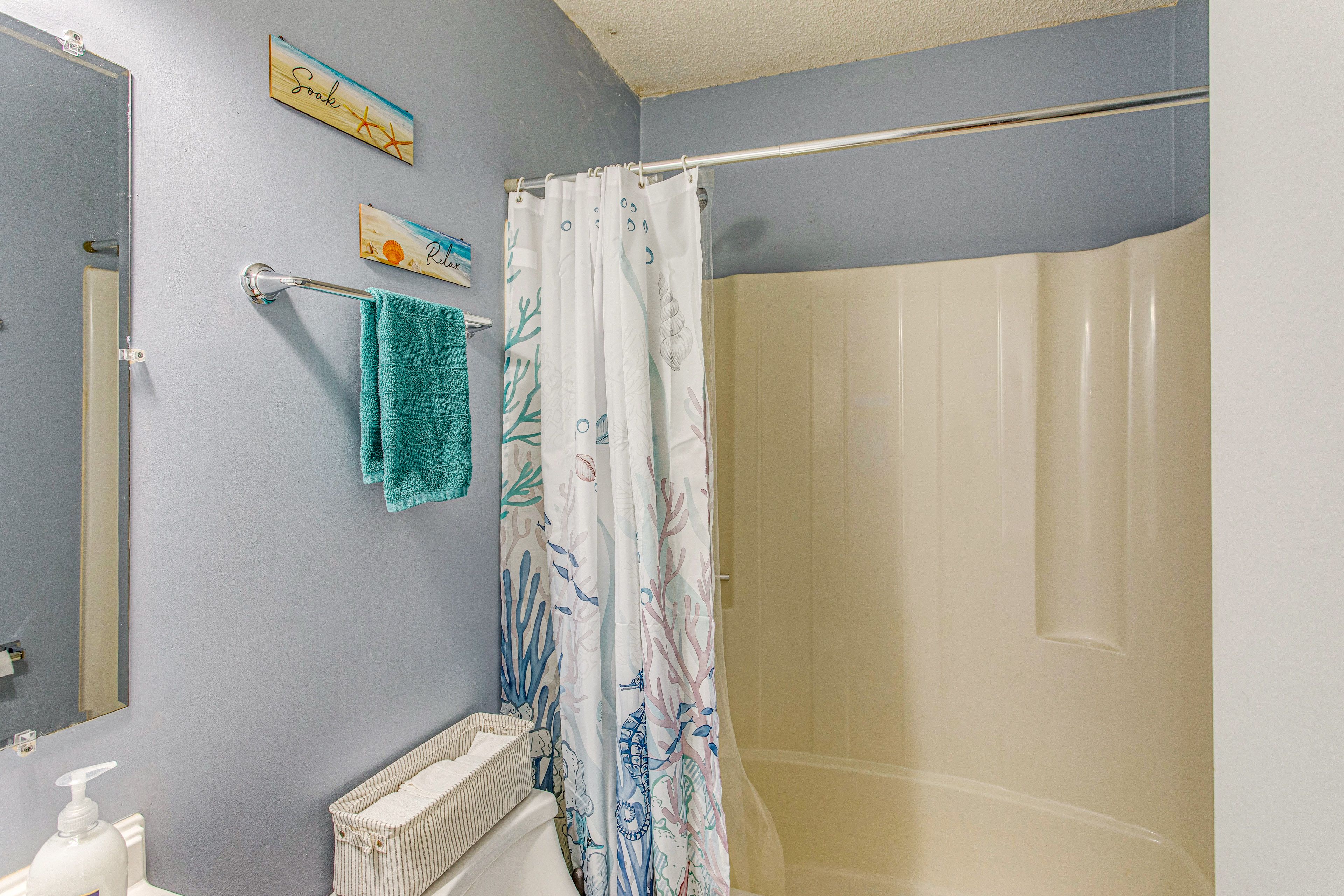 Full Bathroom | 1st Floor | Complimentary Toiletries | Towels Provided