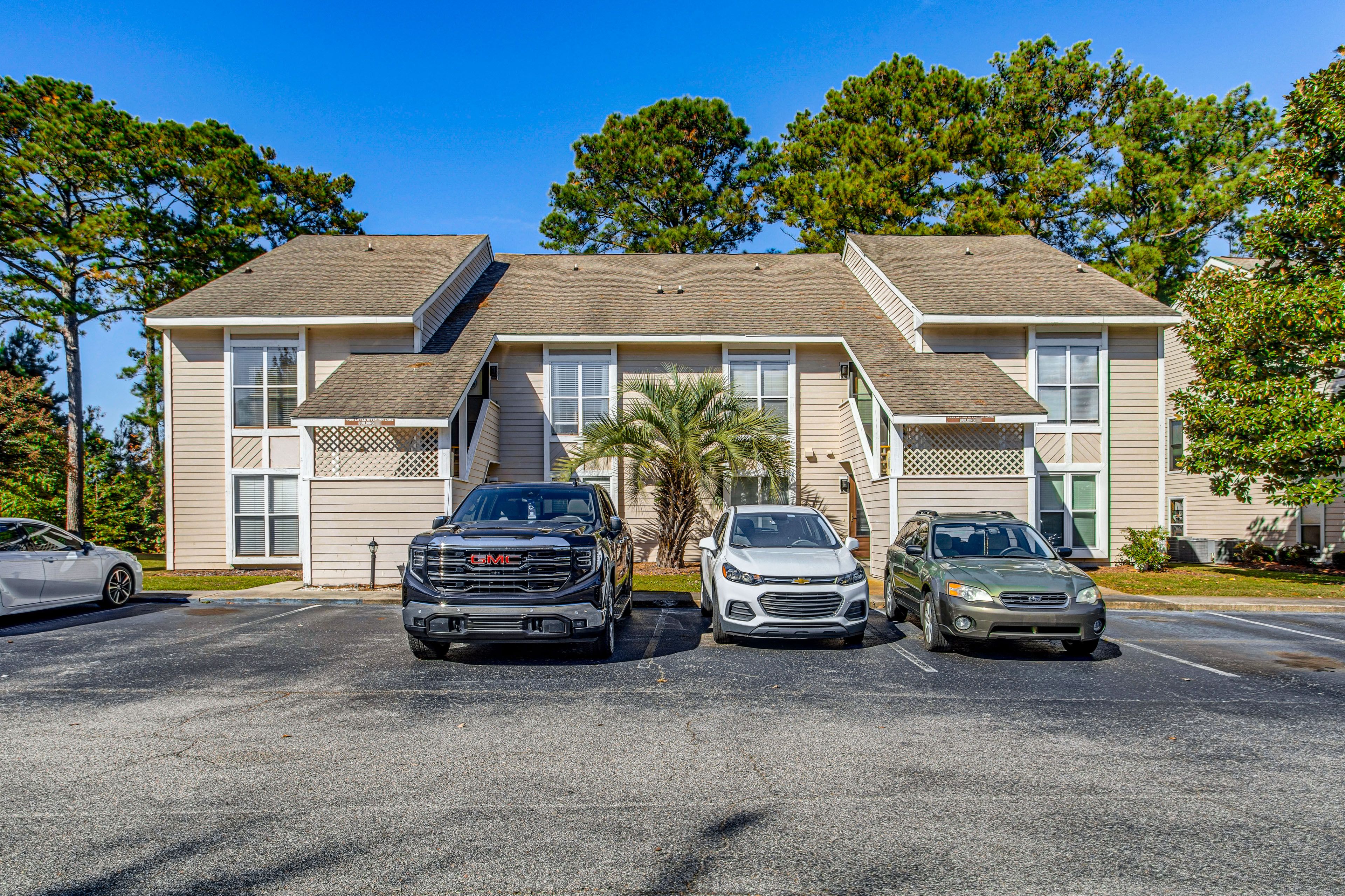 Exterior | Parking | Community Parking Lot (First-Come, First-Served Basis)