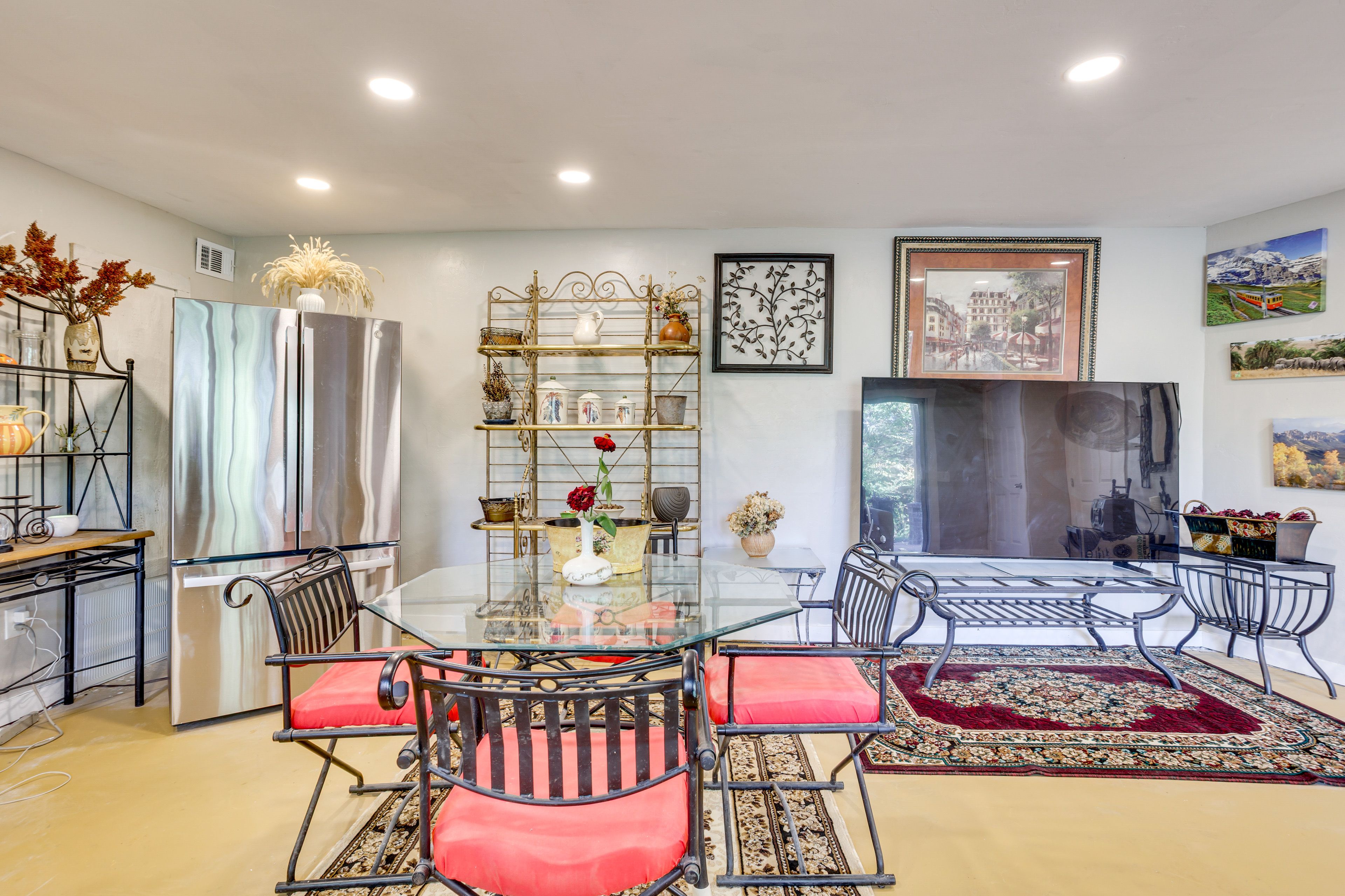 Dining Table | Dishware/Flatware