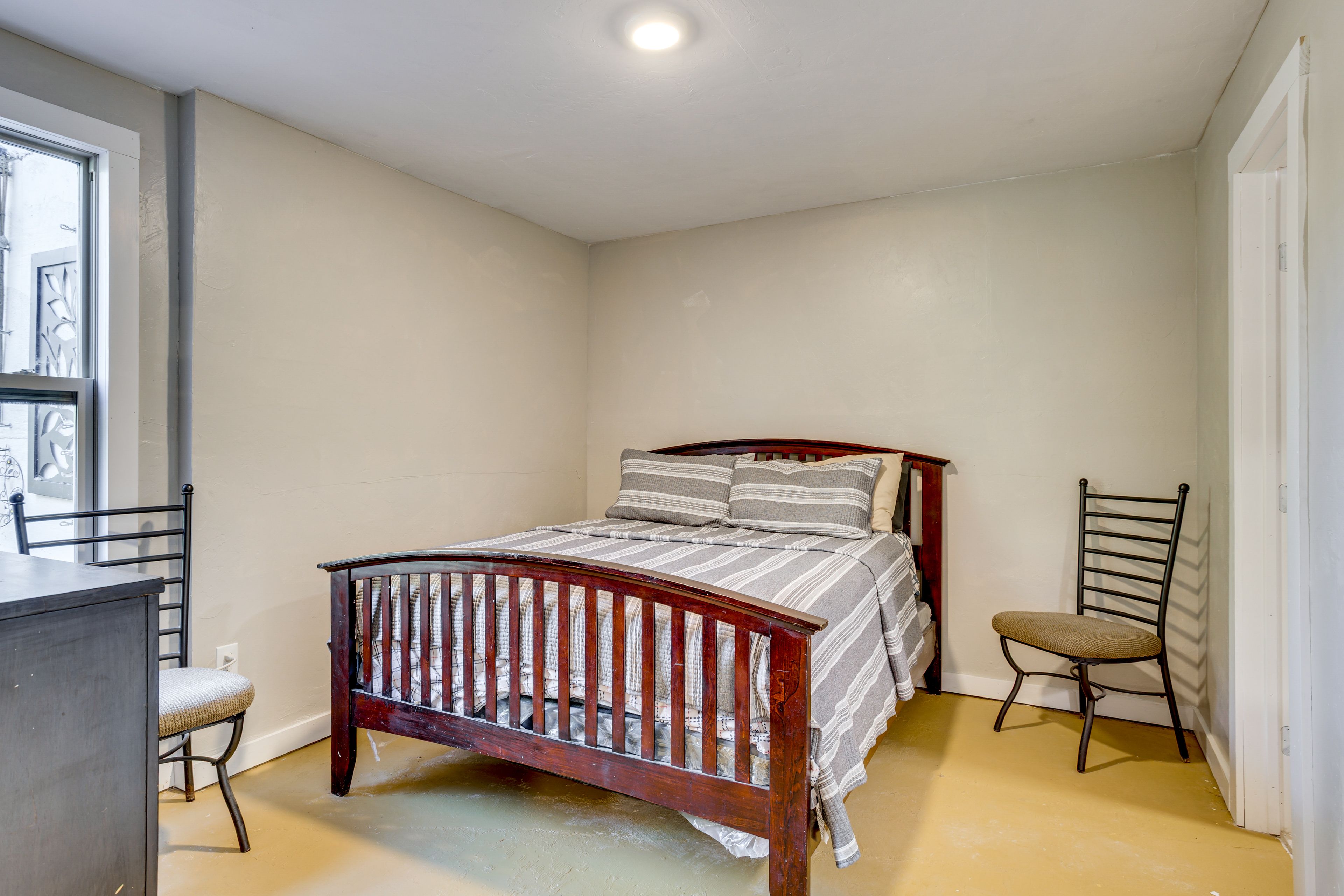 Bedroom | Queen Bed | TV