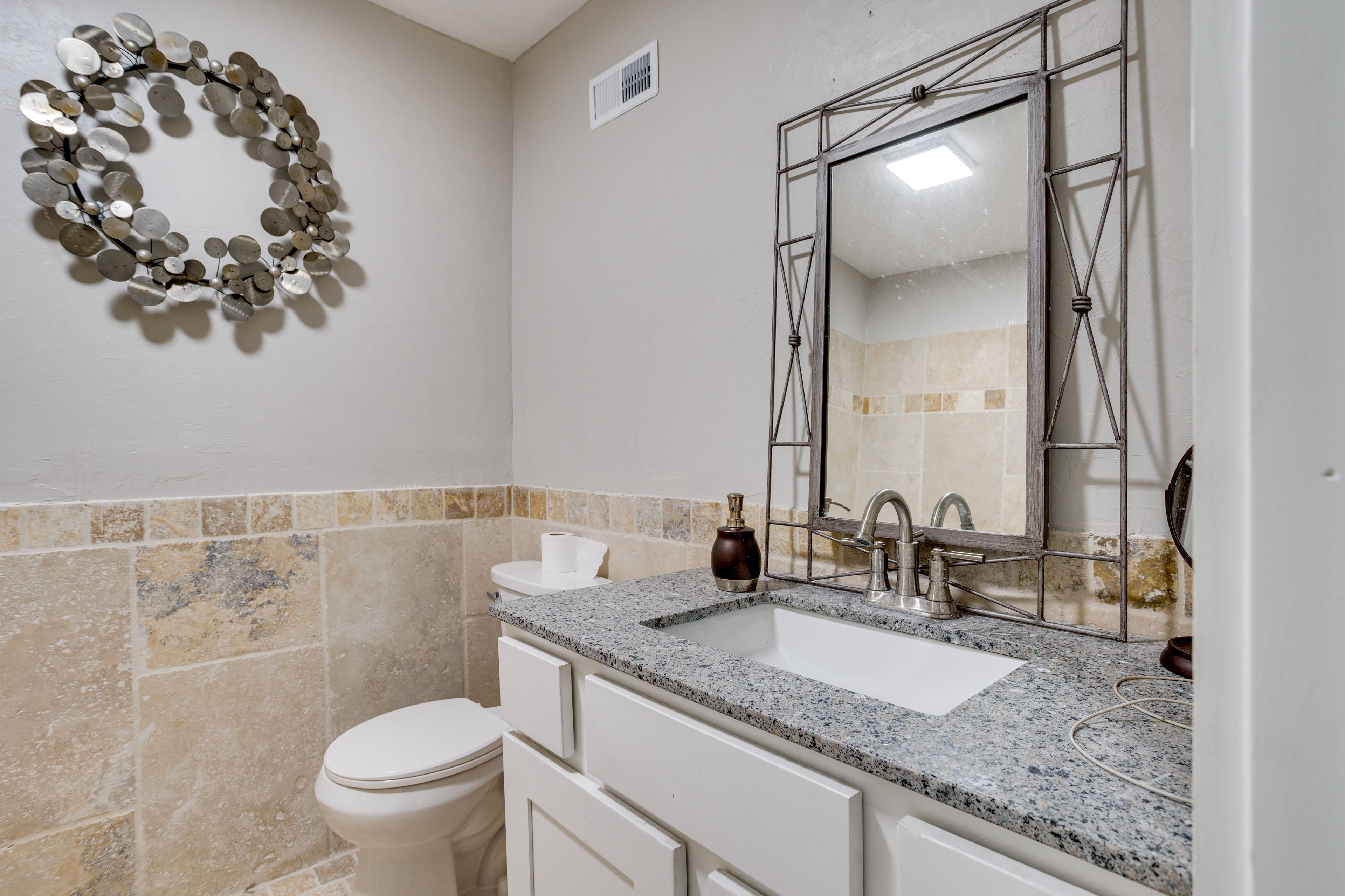 Full Bathroom | Towels Provided