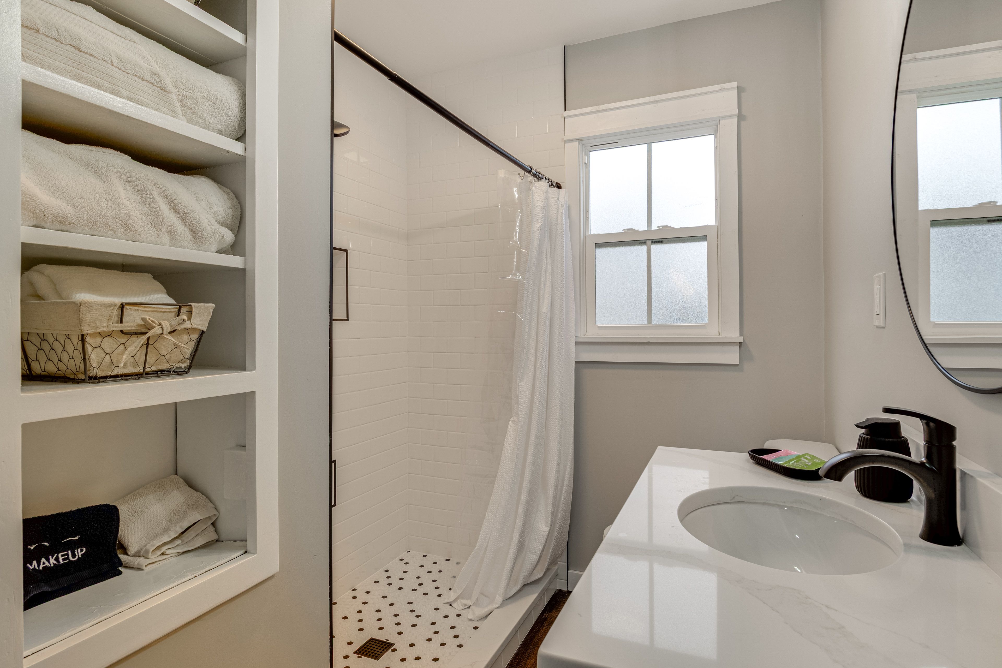 Full Bathroom | 1st Floor | Complimentary Toiletries | Towels Provided