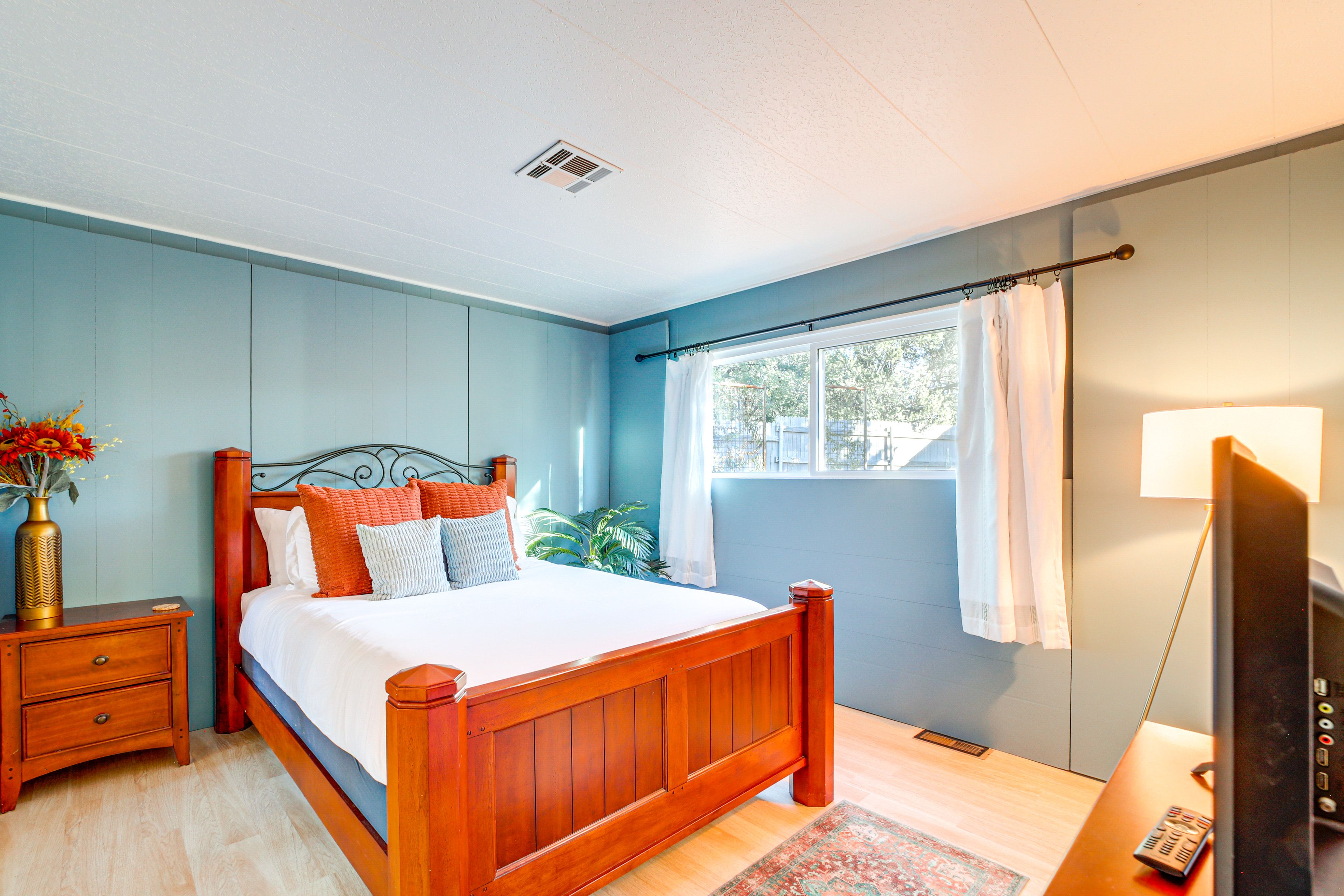 Bedroom 1 | Queen Bed | En-Suite Bathroom | Smart TV