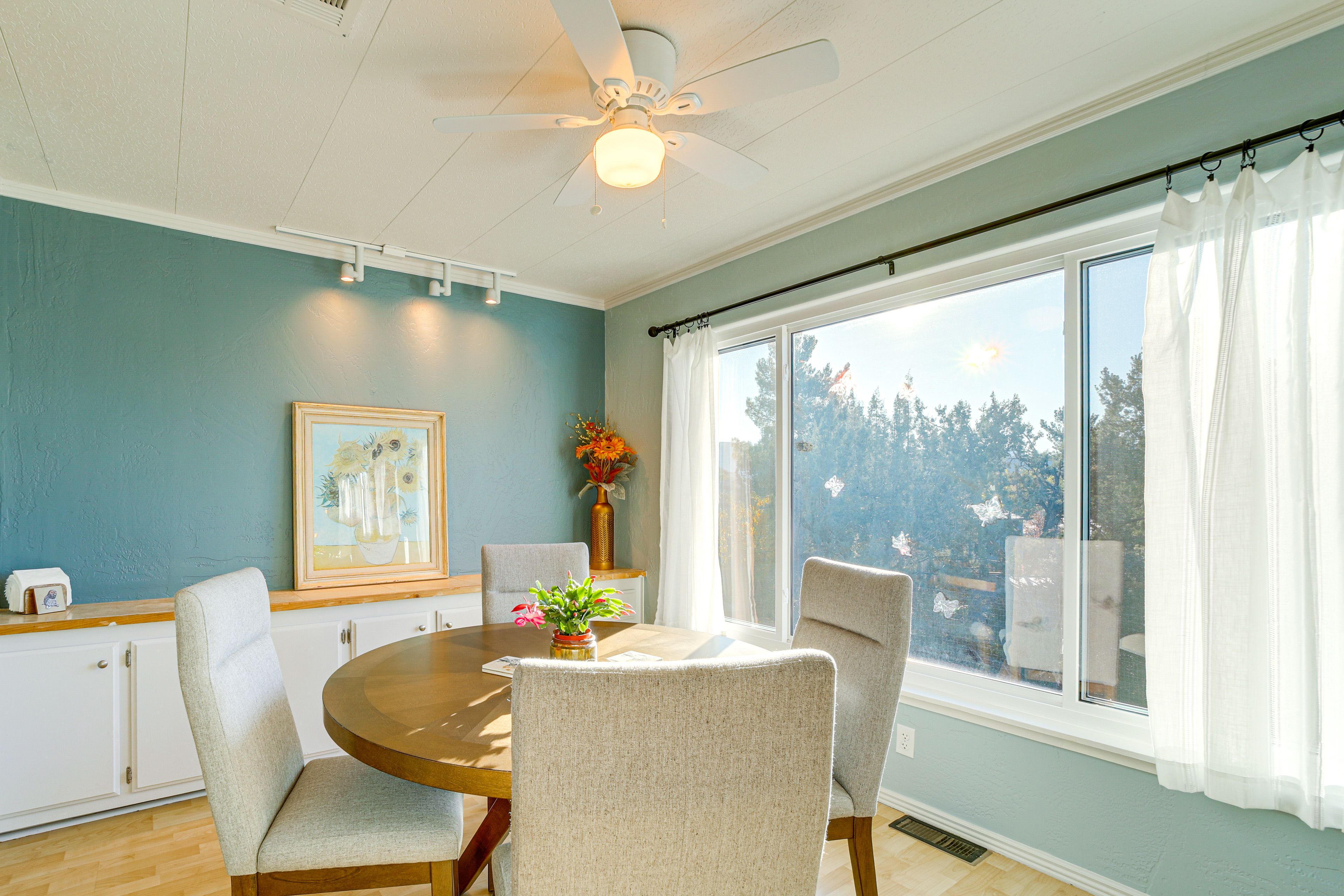 Dining Area | Dishes & Flatware Provided