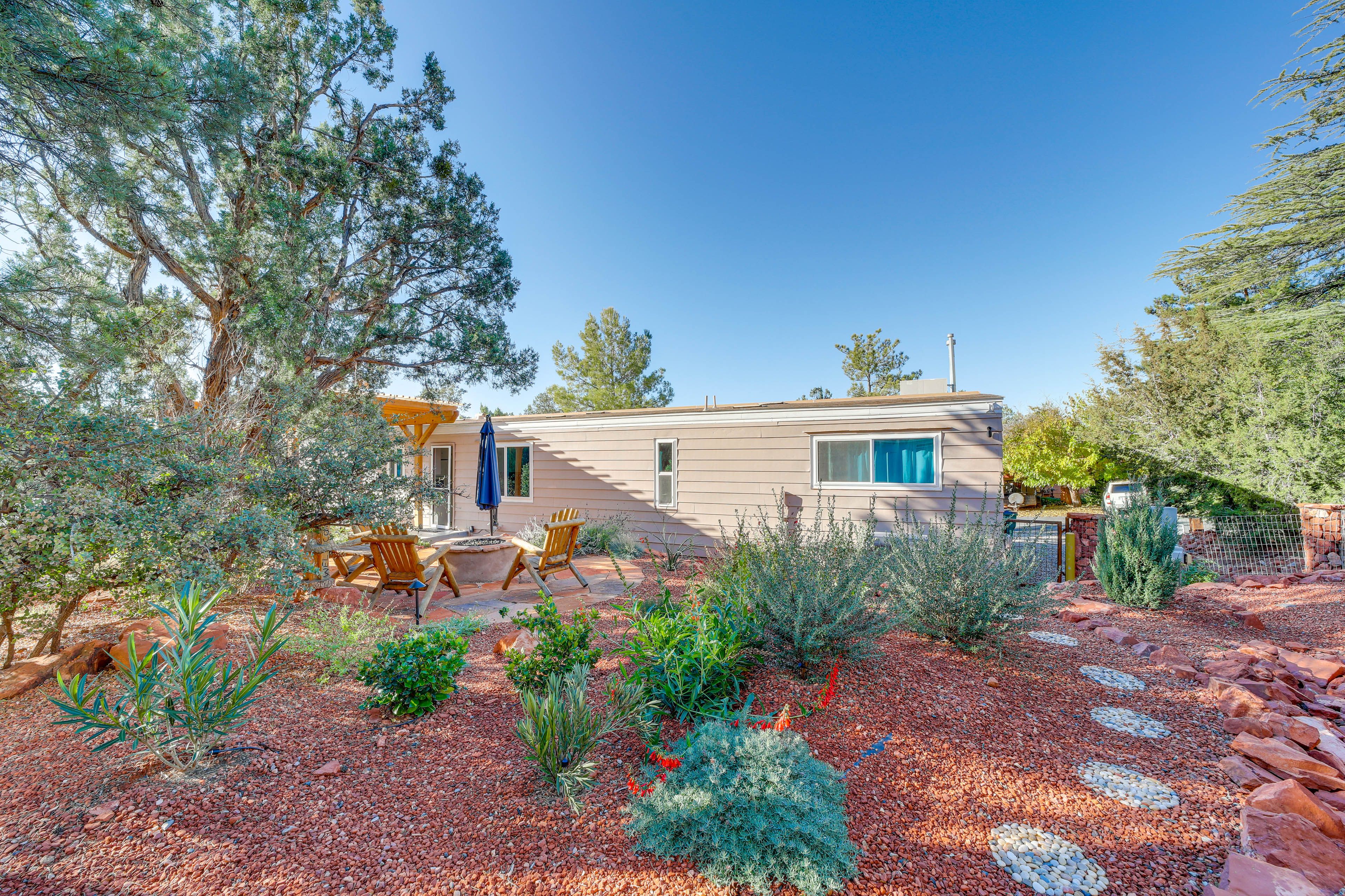 Backyard | Waterfall | Gas Firepit w/ Seating
