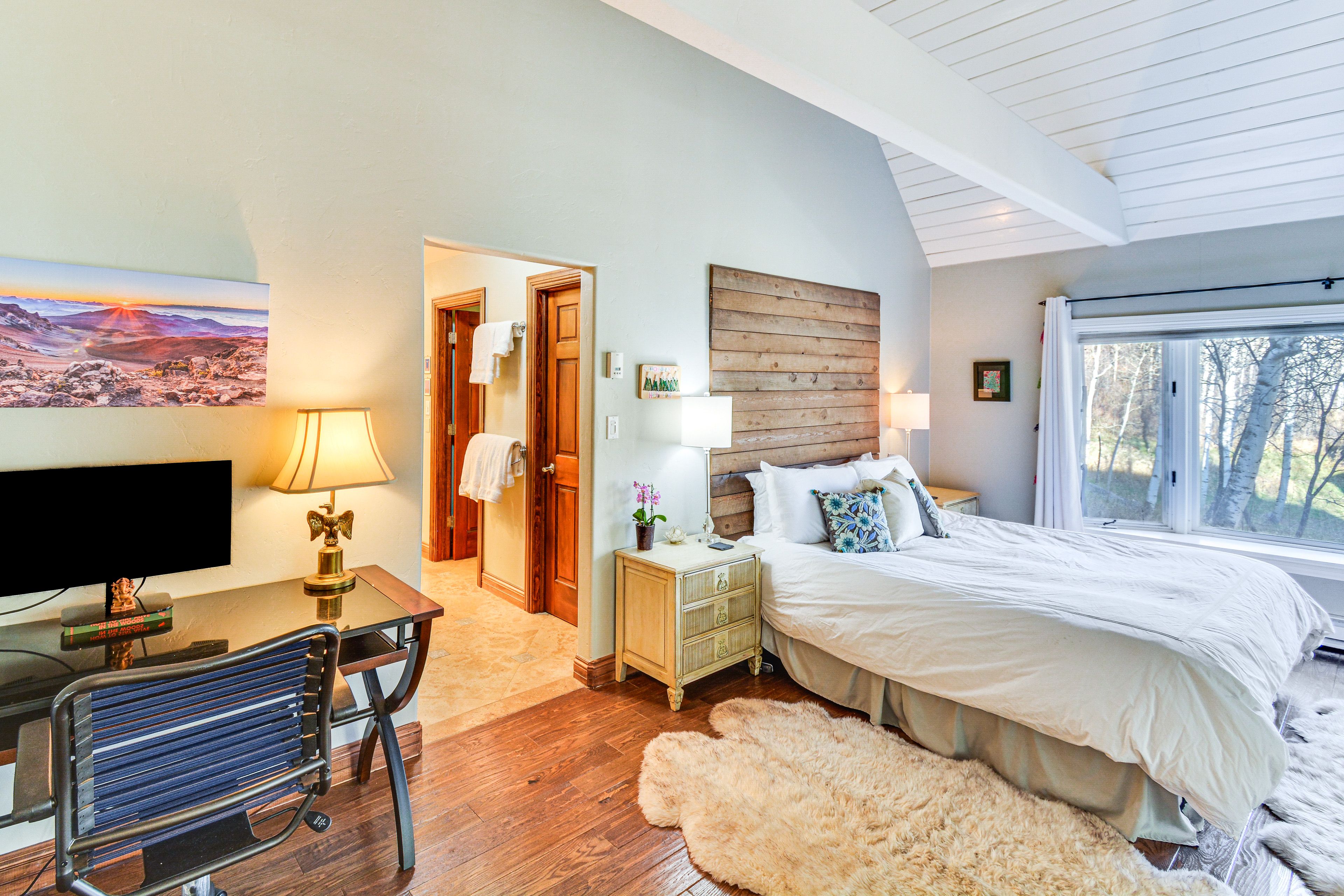 Bedroom 1 | King Bed | 2nd Floor | En-Suite Bathroom