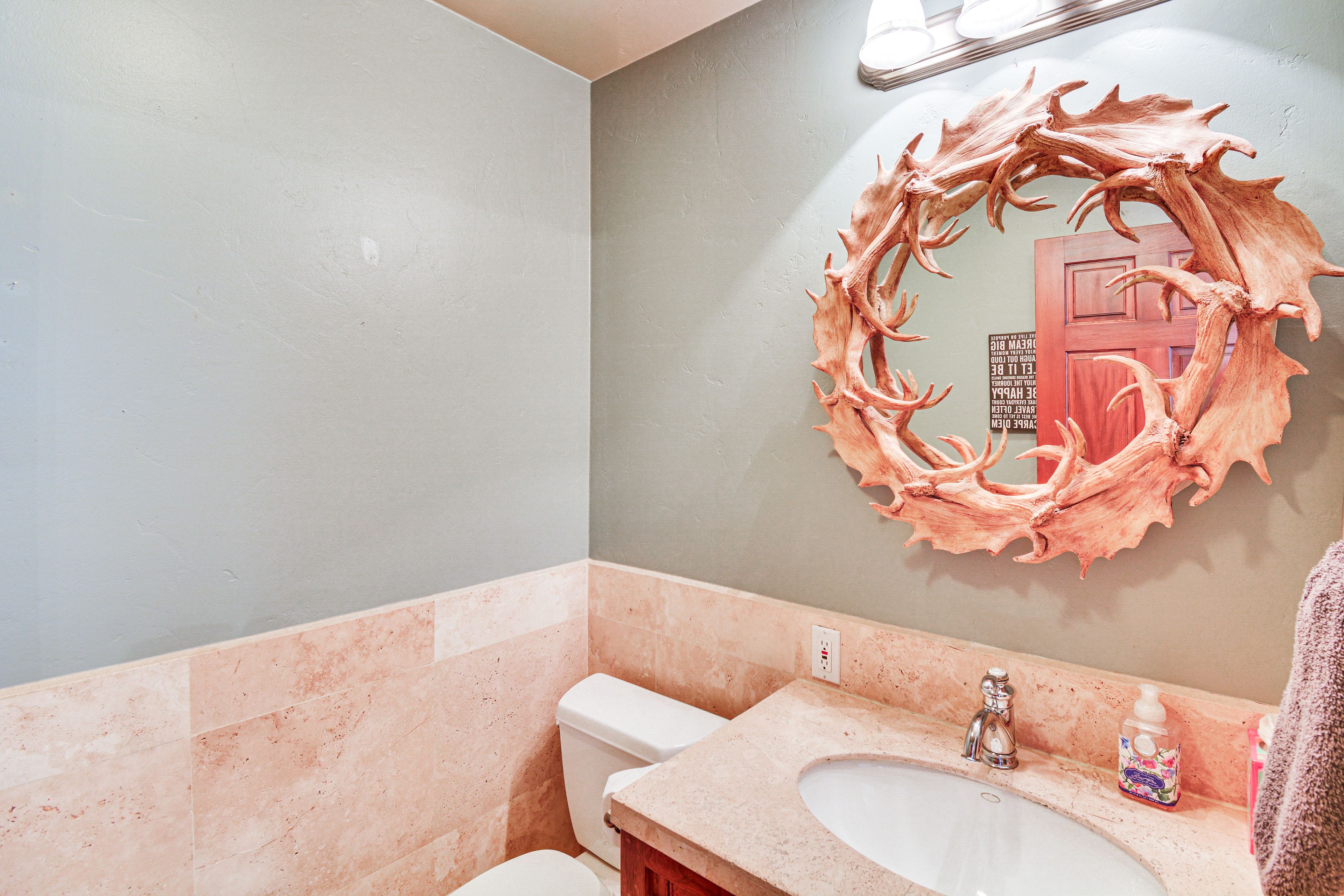 Half Bathroom | 1st Floor | Towels Provided