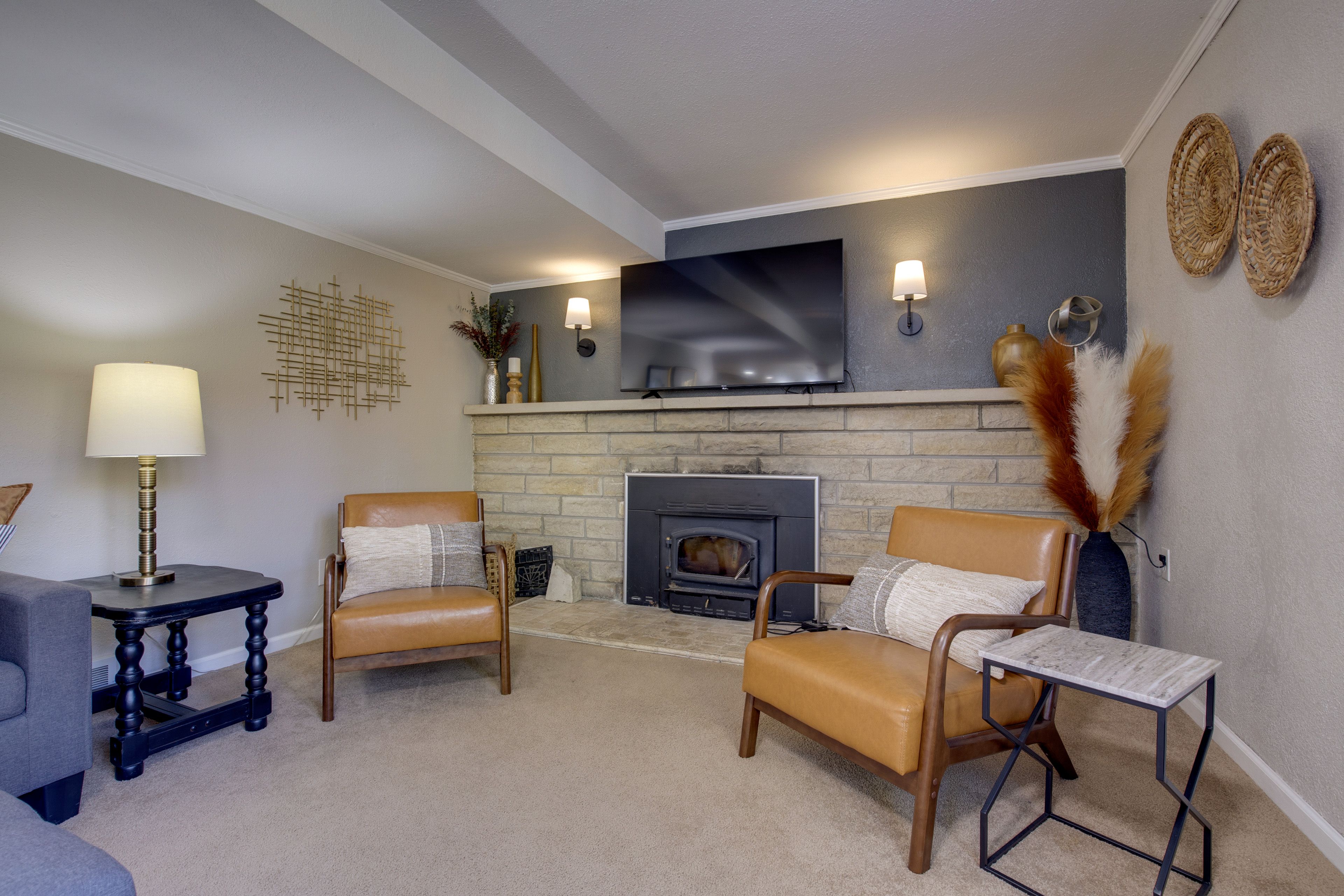 Living Room | Smart TV | Fireplace | 1st Floor