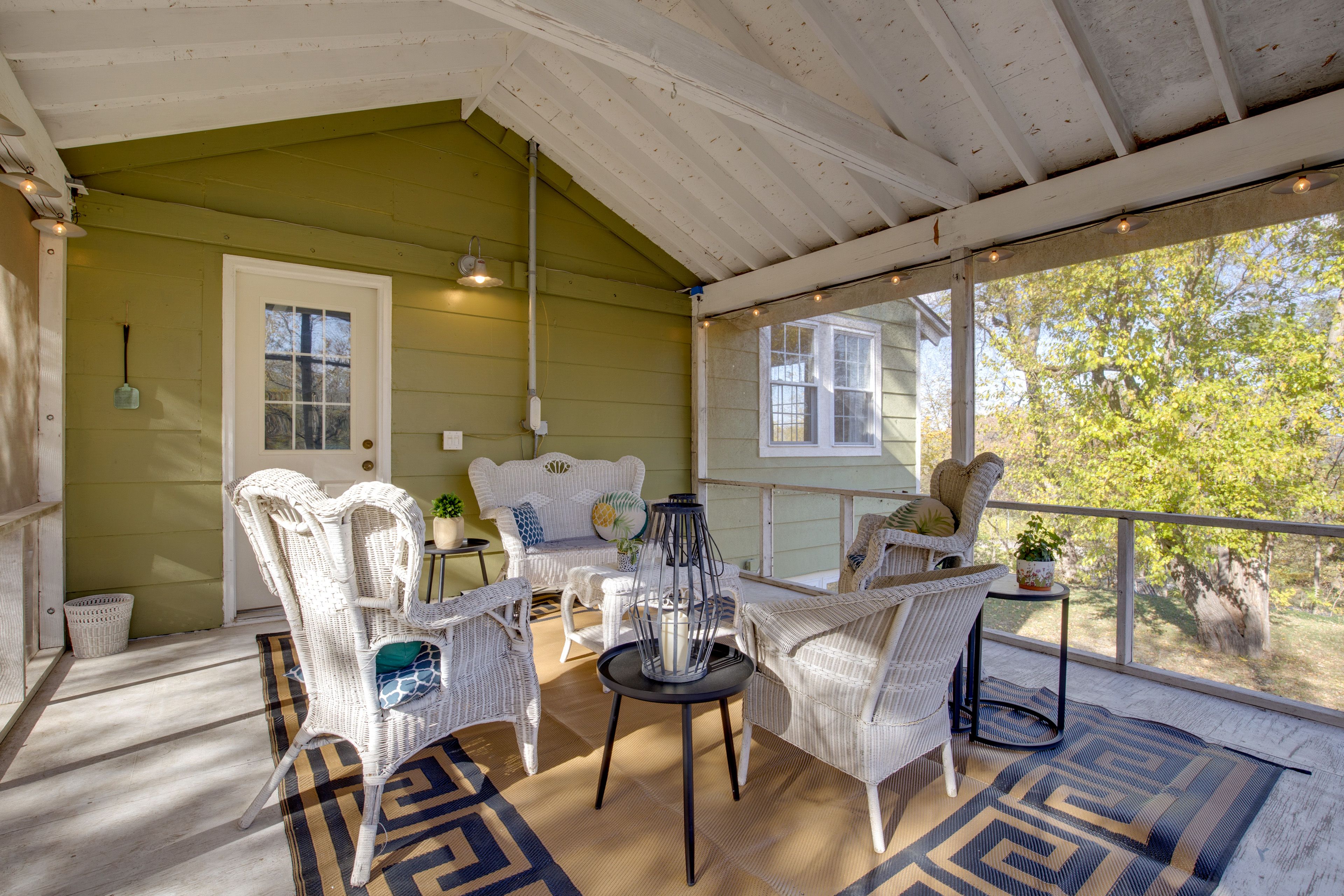 Screened Porch | Outdoor Seating