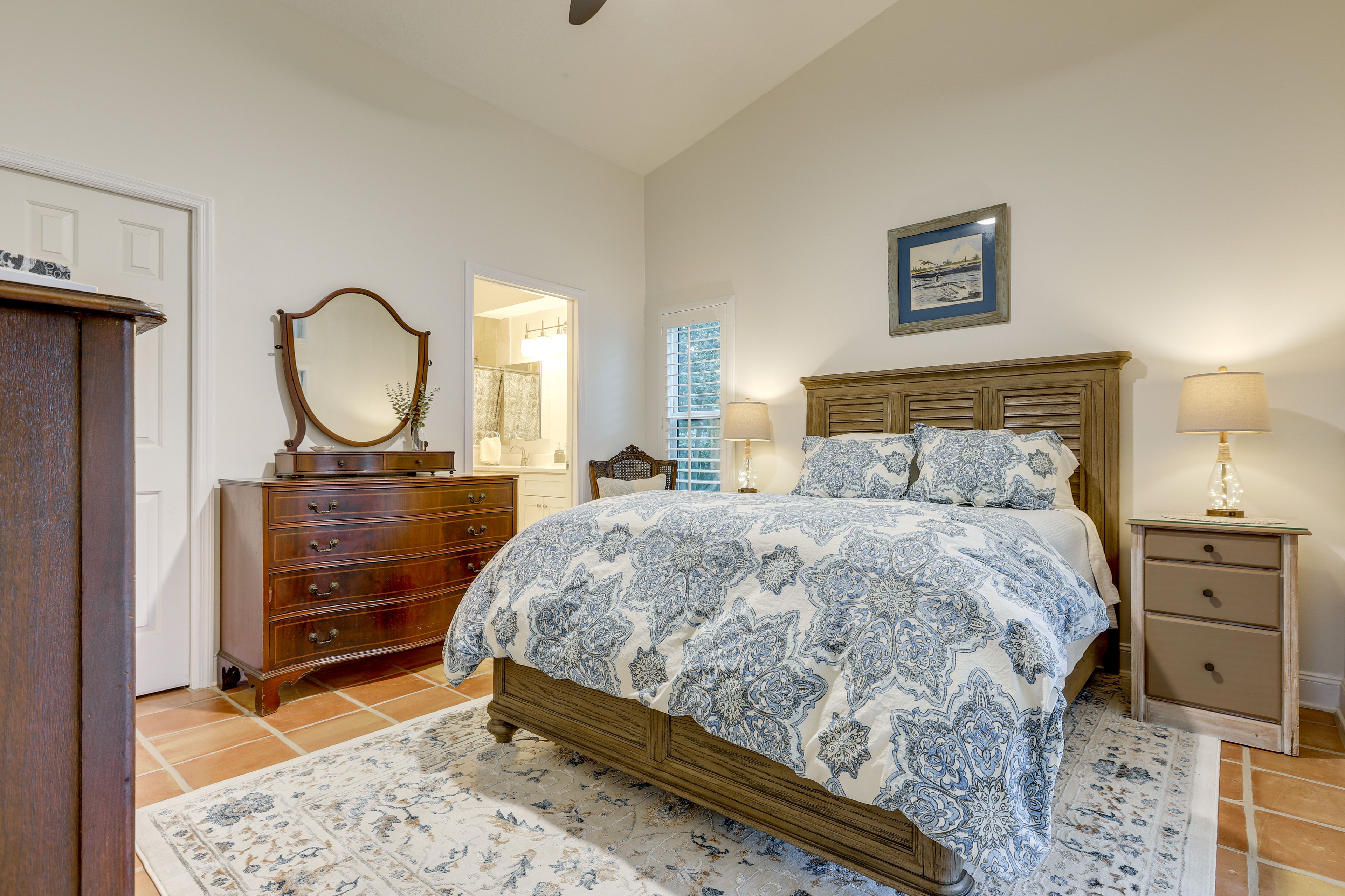 Bedroom 1 | Queen Bed | En-Suite Bathroom