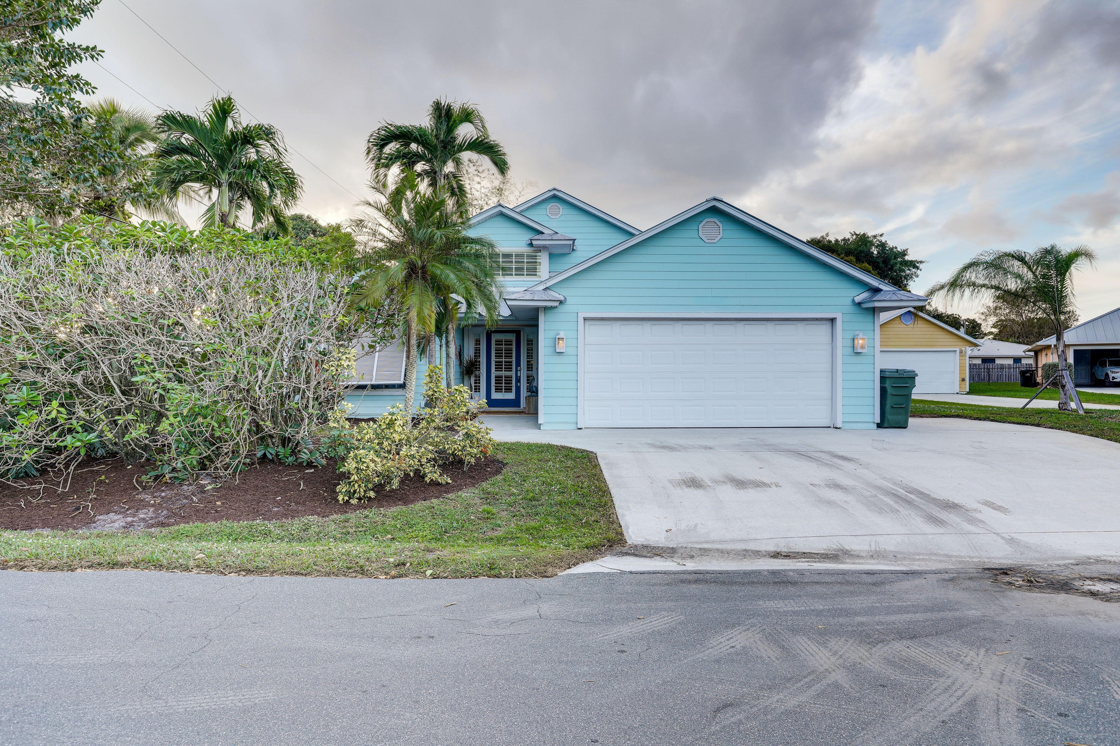 Parking | Driveway (3-4 Vehicles) | Boat Parking Allowed | Free Street