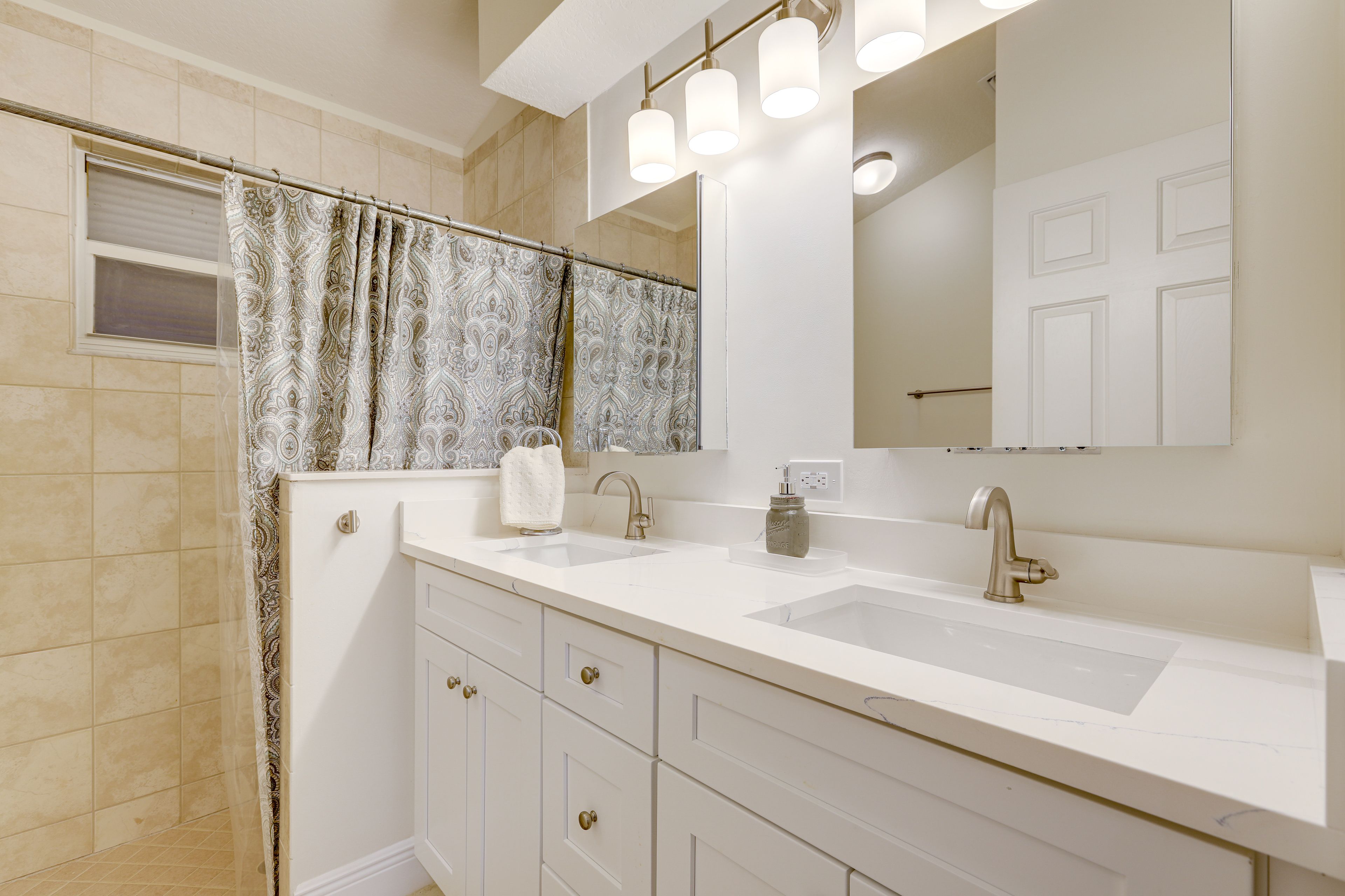 Full Bathroom | Towels Provided