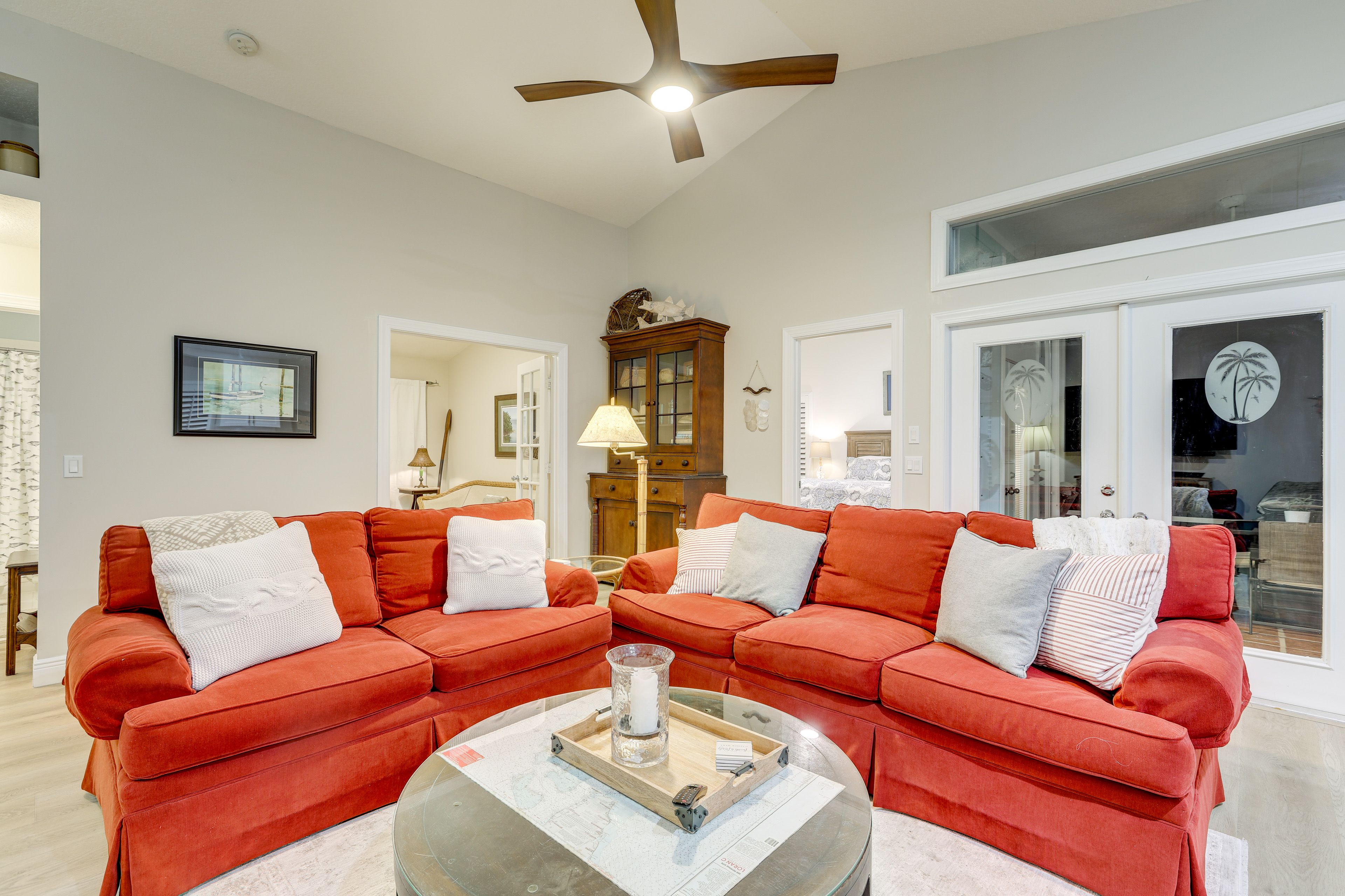 Living Room | Central A/C & Heating | Free WiFi