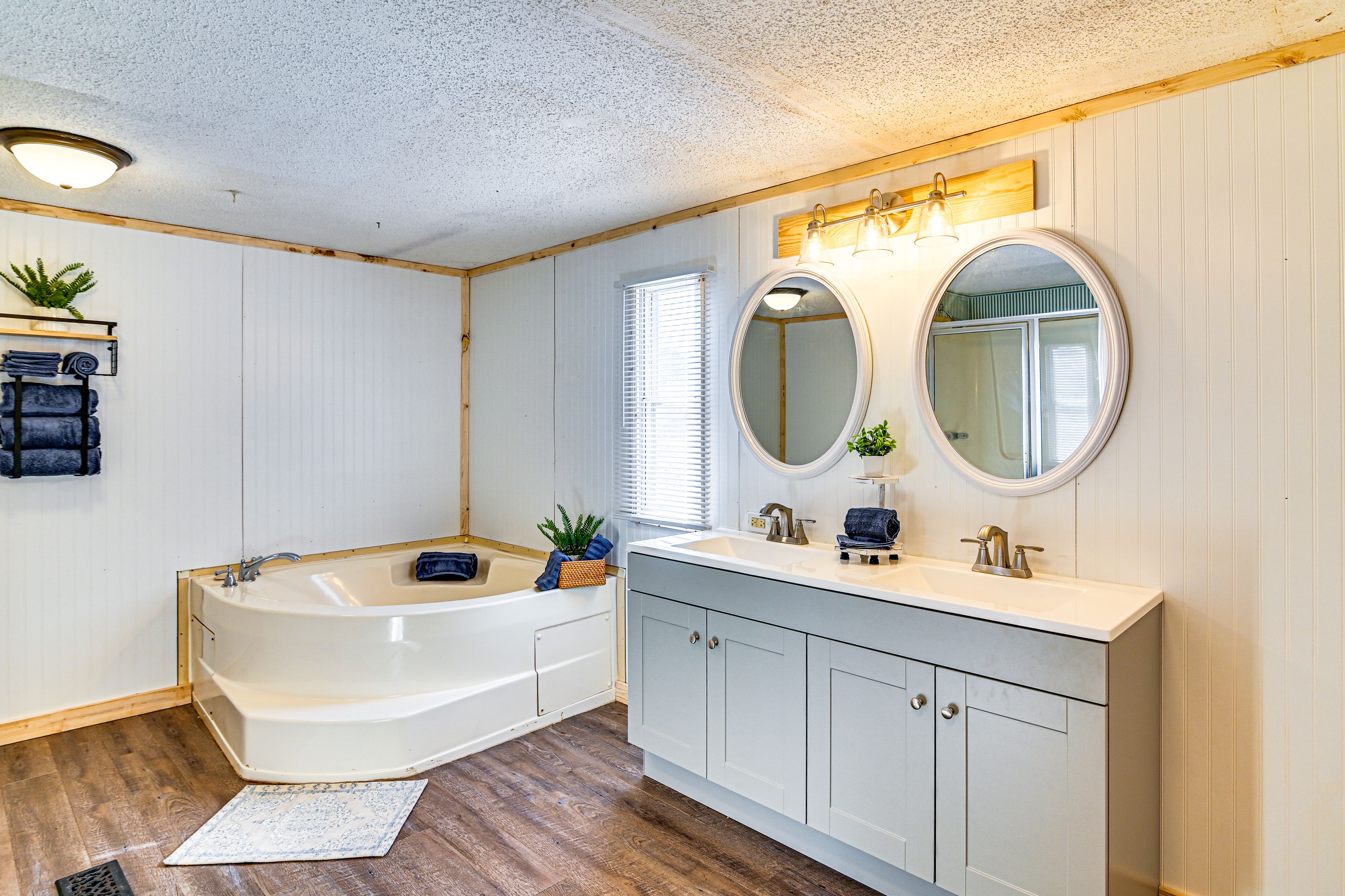 Full Bathroom | Towels Provided