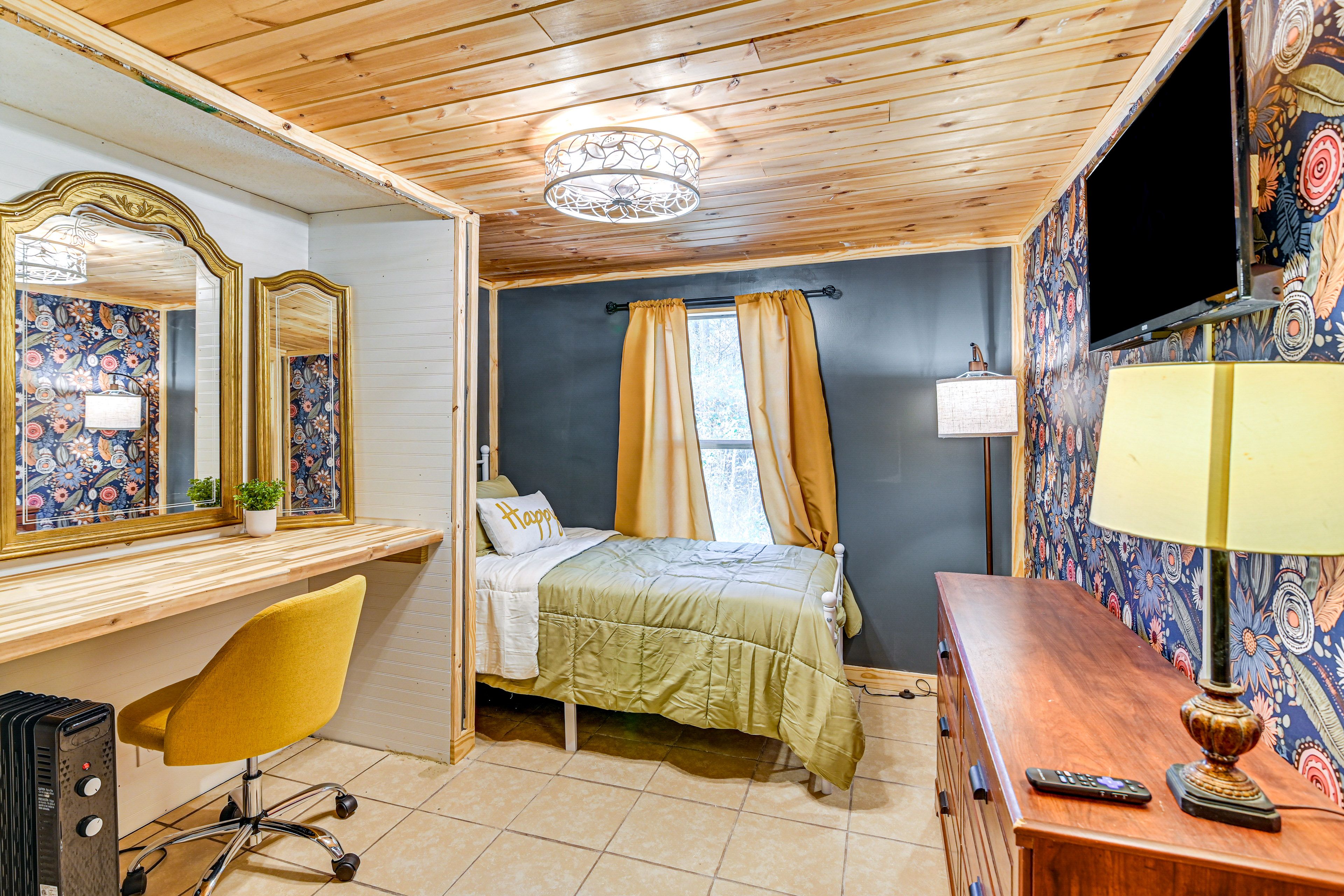 Bedroom 2 | Twin Bed | TV