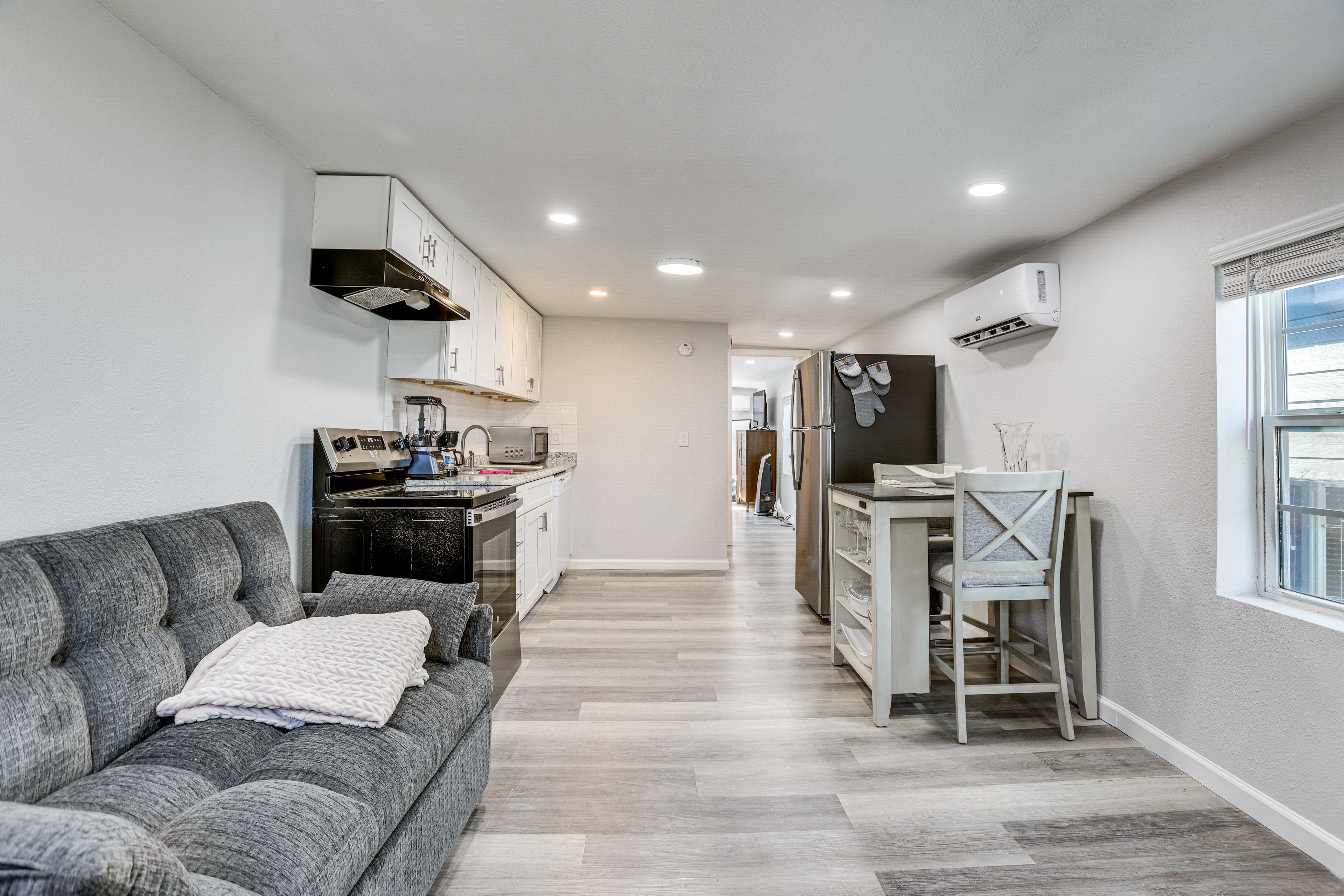 Living Room | Free WiFi | Central Heating & A/C | Smart TV