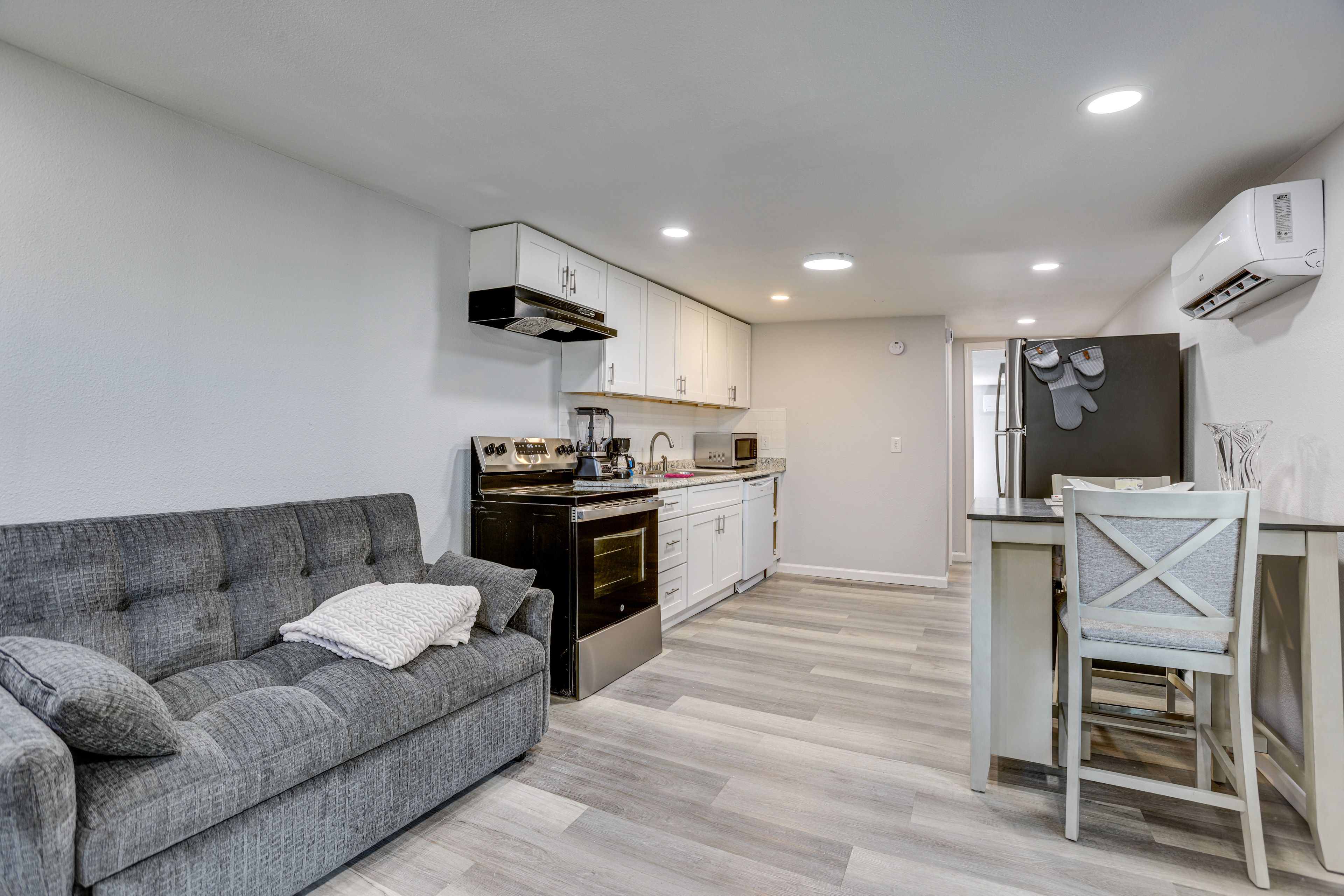 Houston Vacation Rental | 1BR | 1BA | 500 Sq Ft | 1 Step to Enter