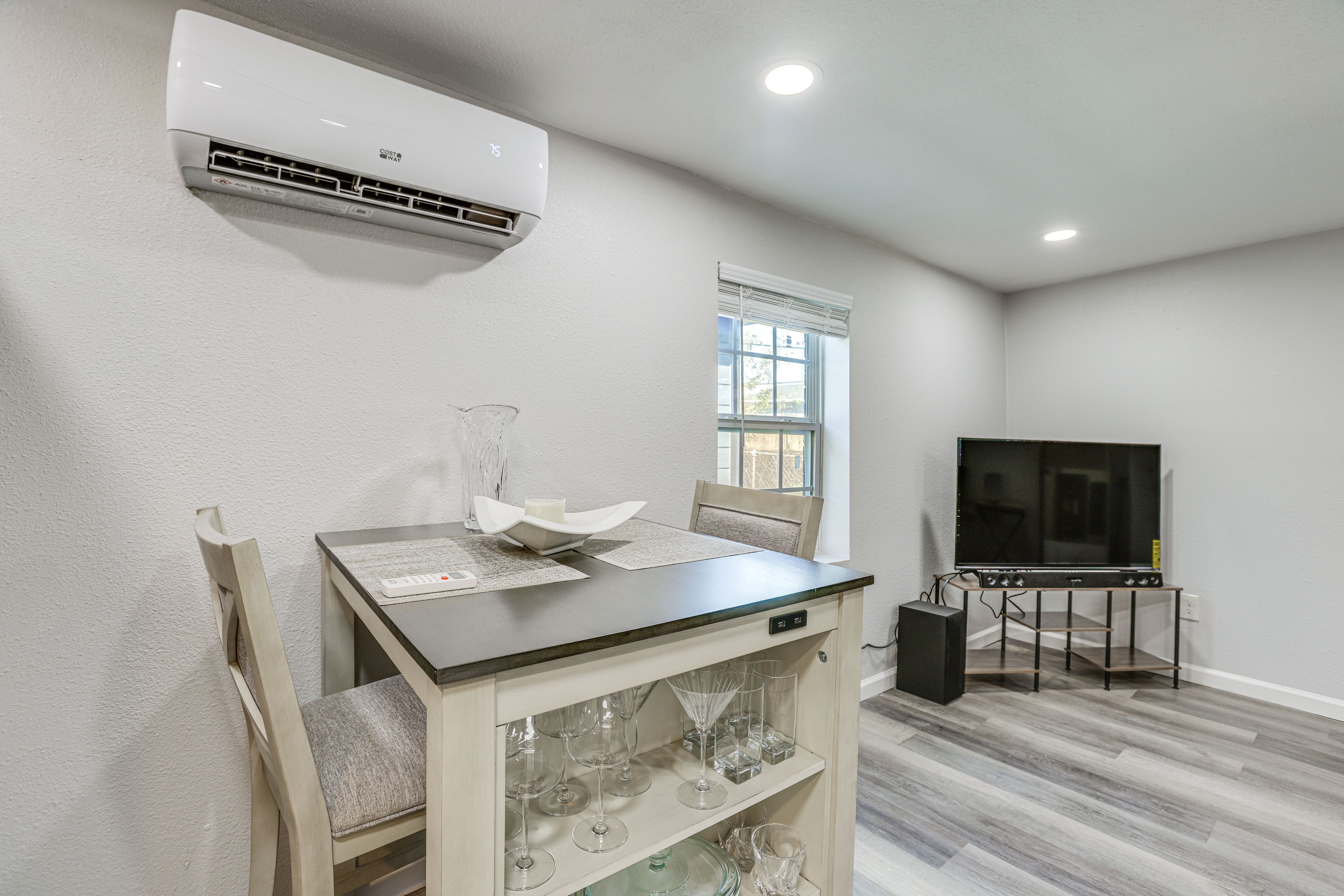 Dining Area | Dishware/Flatware Provided