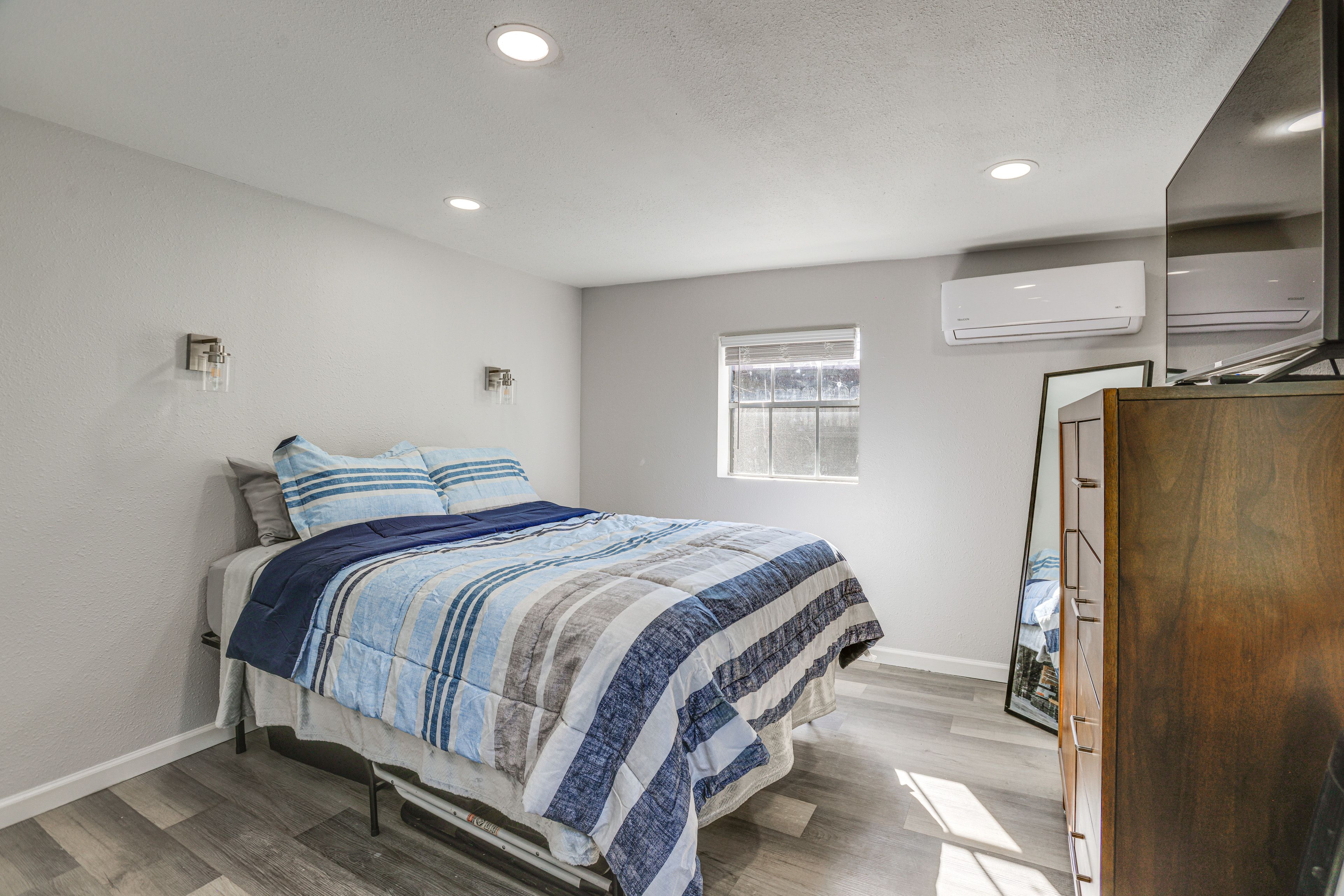 Bedroom | Queen Bed | Linens Provided